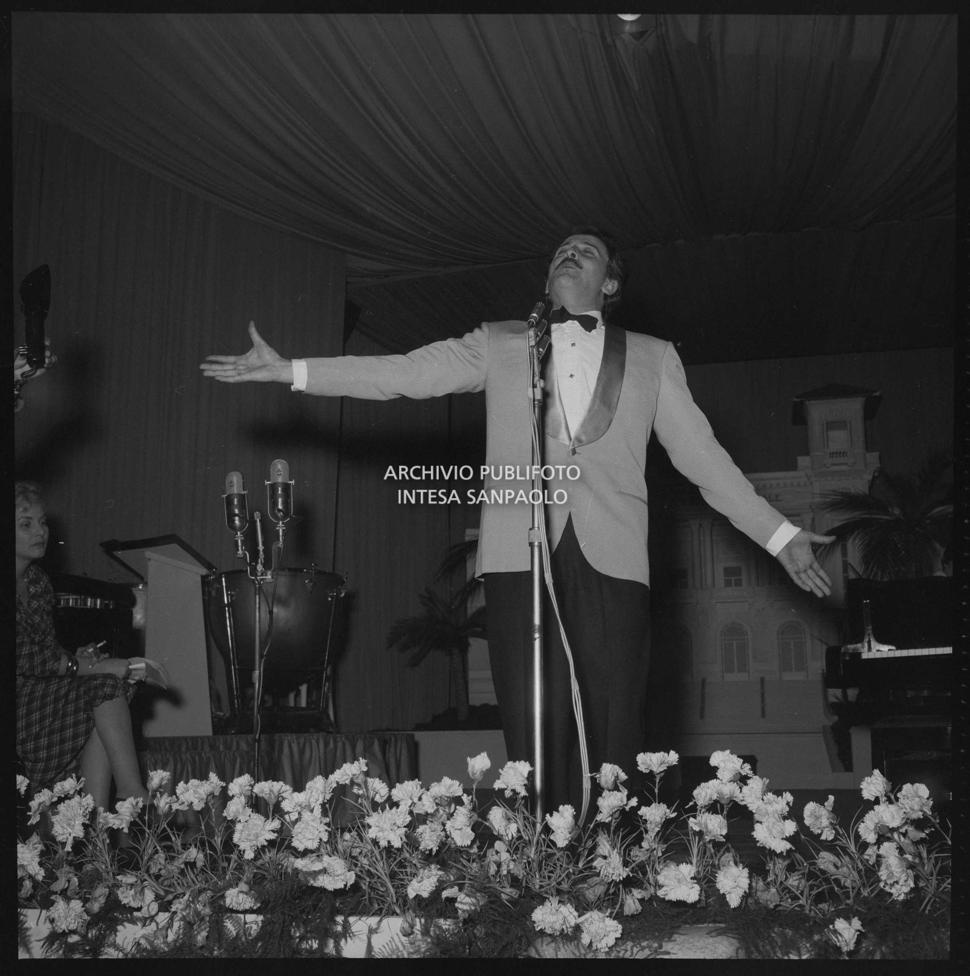 Domenico Modugno canta sul palco del Salone delle feste del Casinò al IX Festival di Sanremo