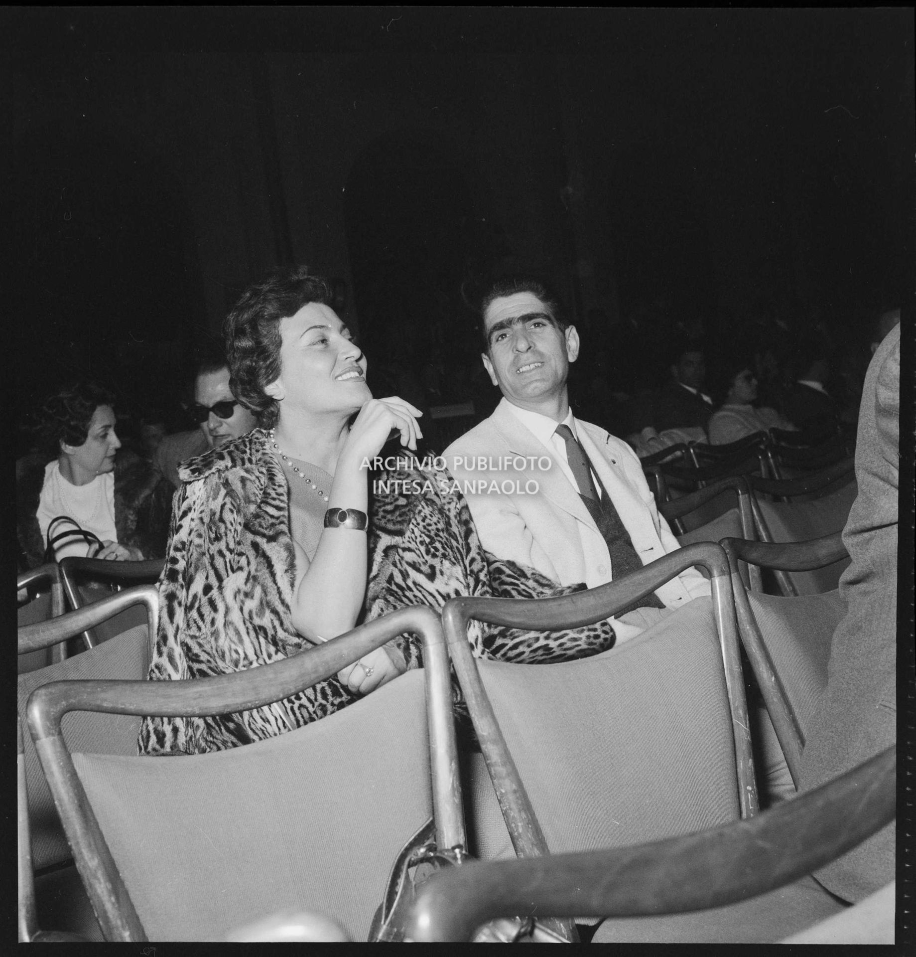 Nilla Pizzi e Spartaco D'Itri seduti nella platea di un teatro nei giorni del IX Festival di Sanremo