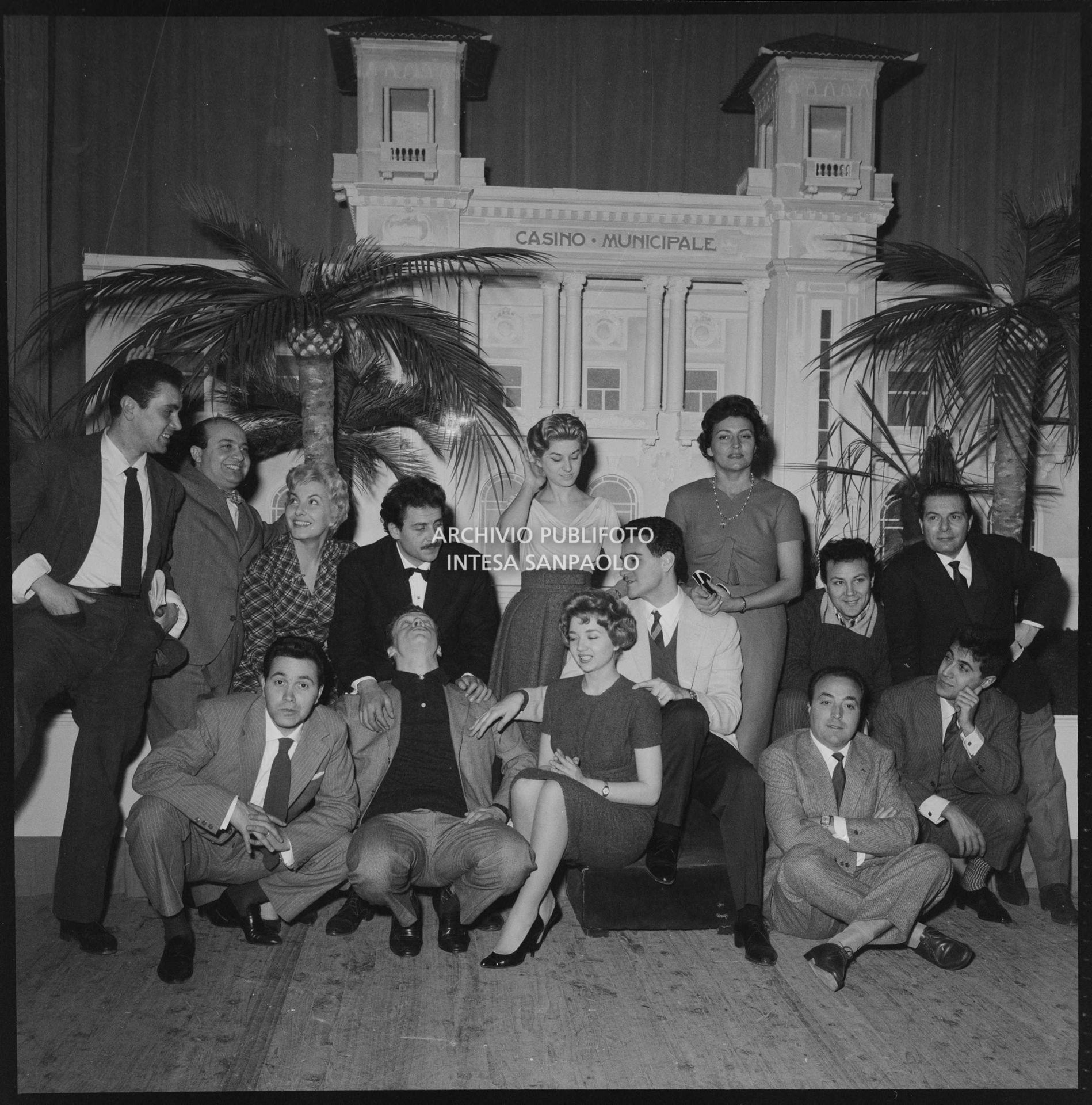 Foto di gruppo al IX Festival di Sanremo: da sinistra, dalla fila in alto, Enzo Tortora, Aurelio Fierro, Adriana Serra, Domenico Modugno, Miranda Martino, Nilla Pizzi, Claudio Villa, Natalino Otto, Arturo Testa, Johnny Dorelli, Anna D'Amico, Teddy Reno, Gino Latilla, Fausto Cigliano