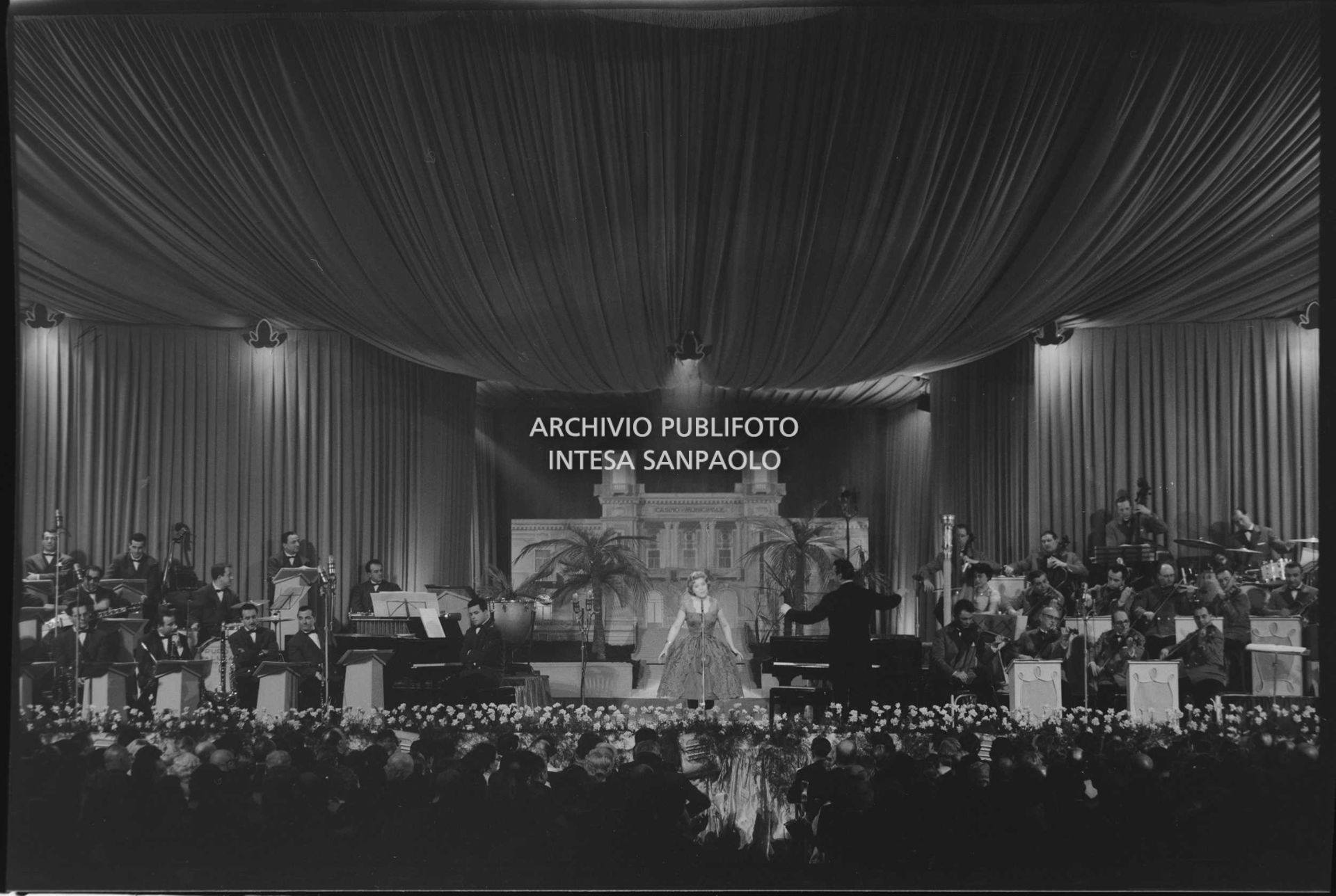 Wilma De Angelis si esibisce sul palco del Salone delle feste del Casinò al IX Festival di Sanremo