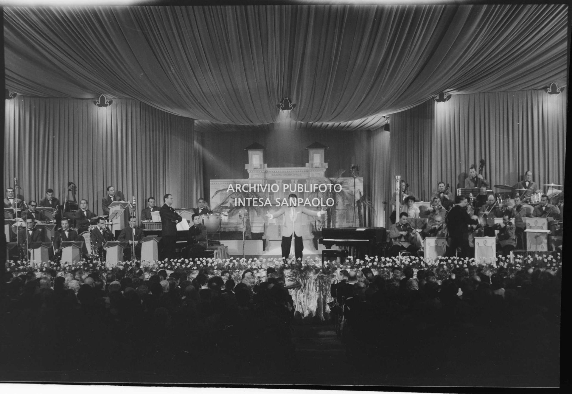Esibizione sul palco del Salone delle feste del Casinò al IX Festival di Sanremo