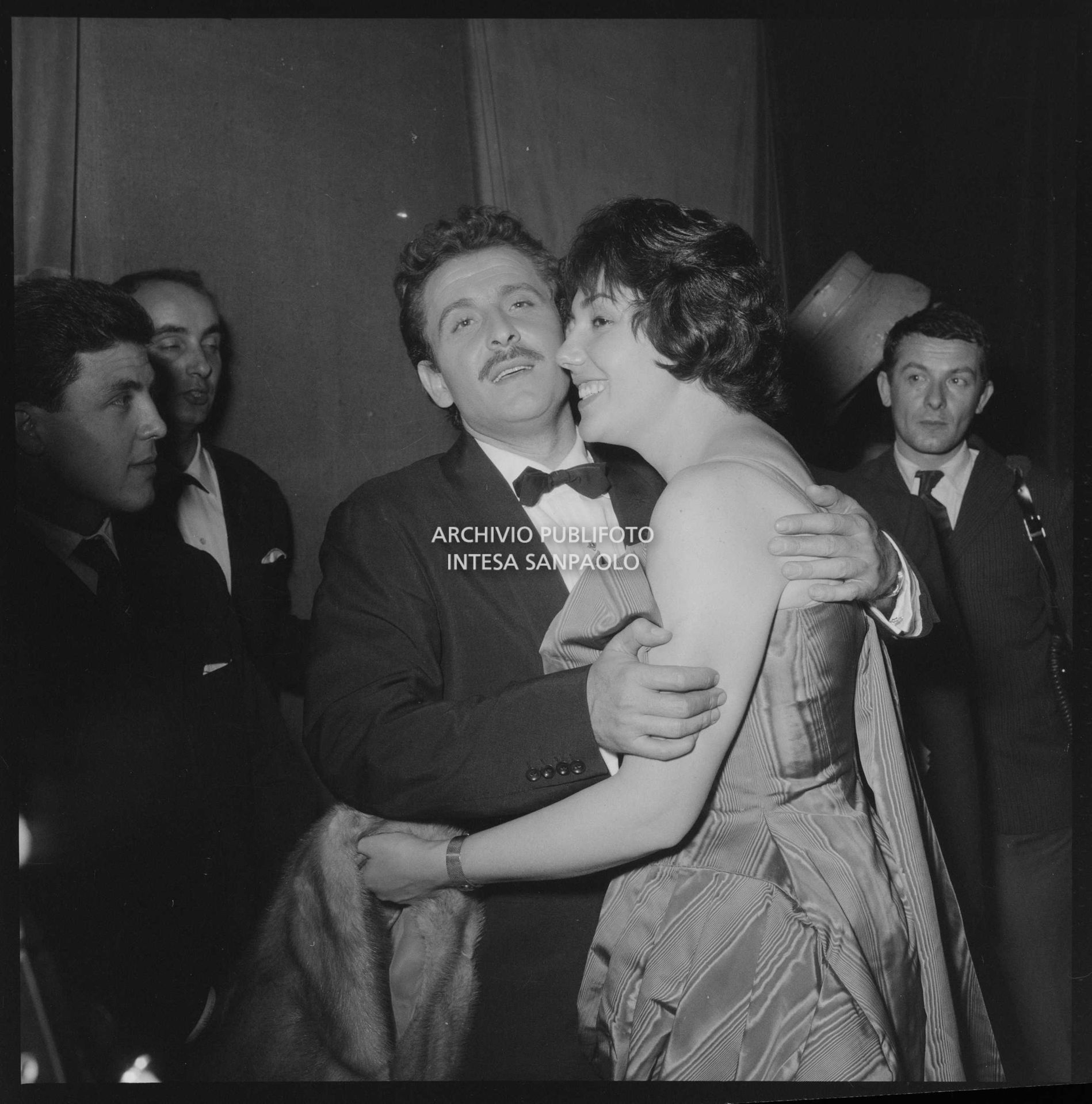 Domenico Modugno, vincitore del IX Festival di Sanremo, abbraccia la moglie Franca Gandolfi