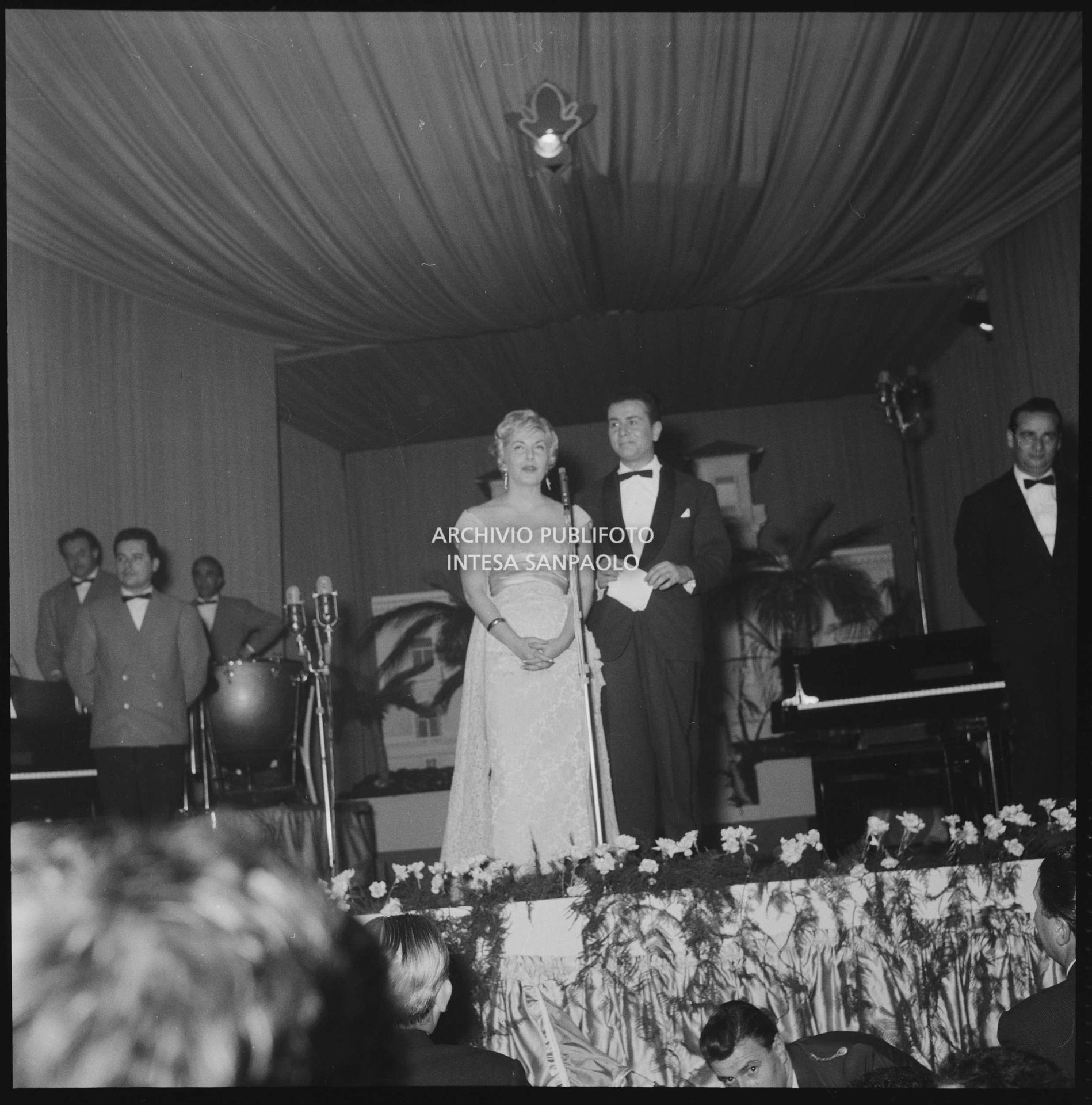 Adriana Serra e Enzo Tortora presentano il IX Festival della canzone italiana di Sanremo