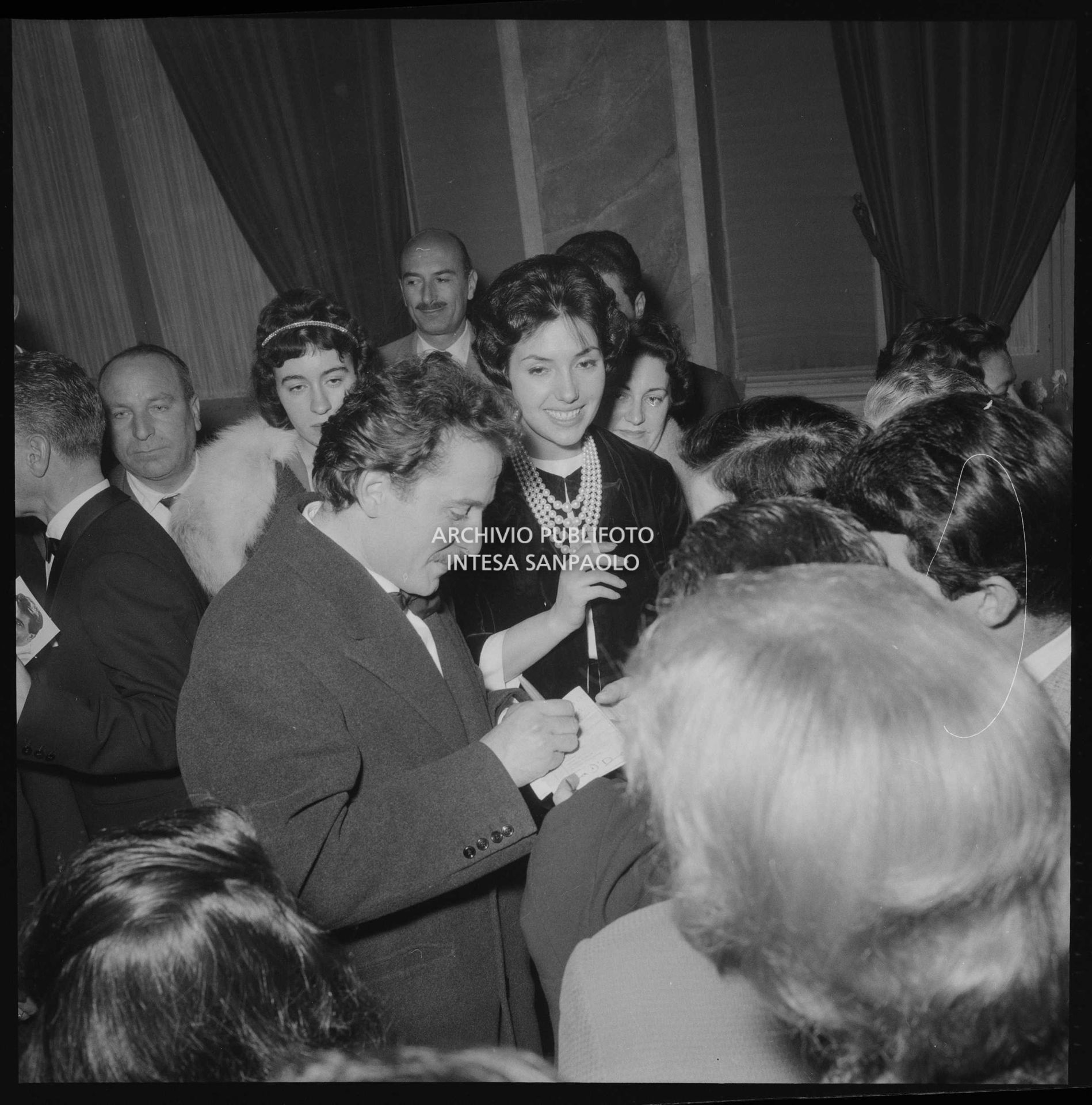 Domenico Modugno, vincitore del IX Festival di Sanremo con la canzone "Piove", accanto alla moglie Franca Gandolfi, firma autografi