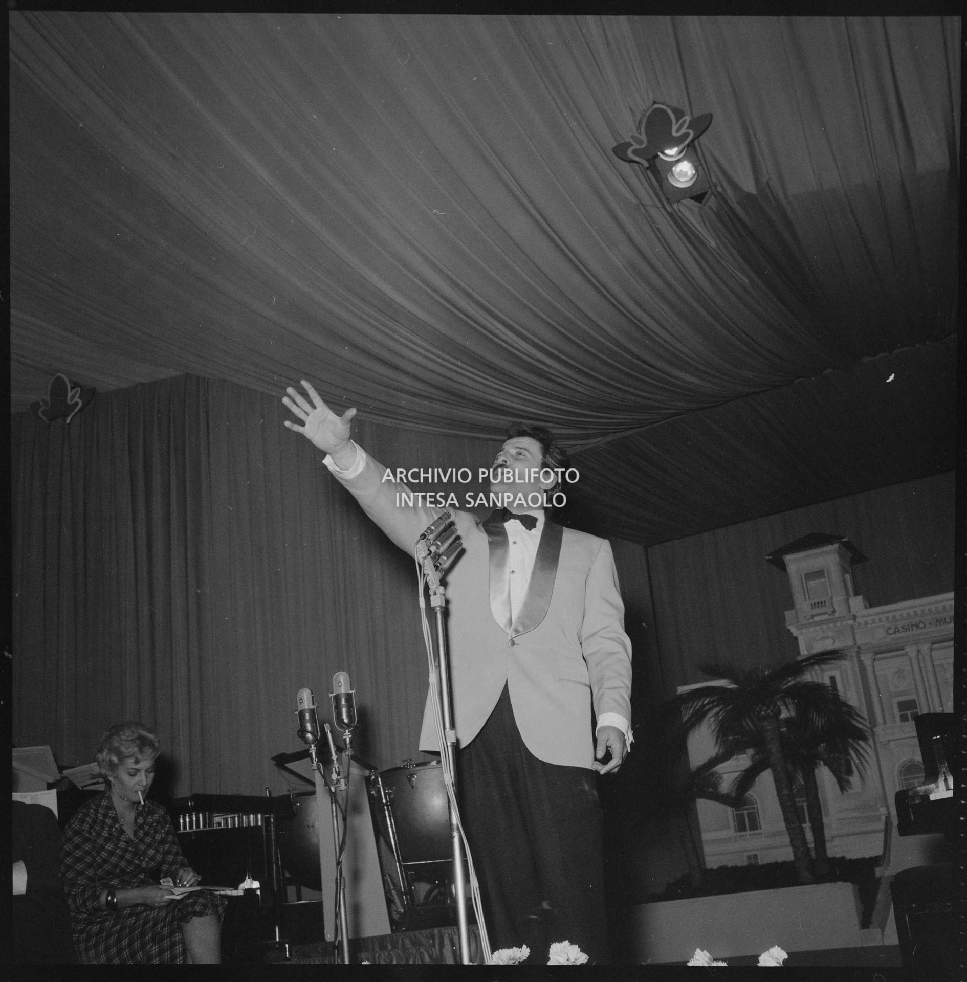 Domenico Modugno canta sul palco del Salone delle feste del Casinò al IX Festival di Sanremo