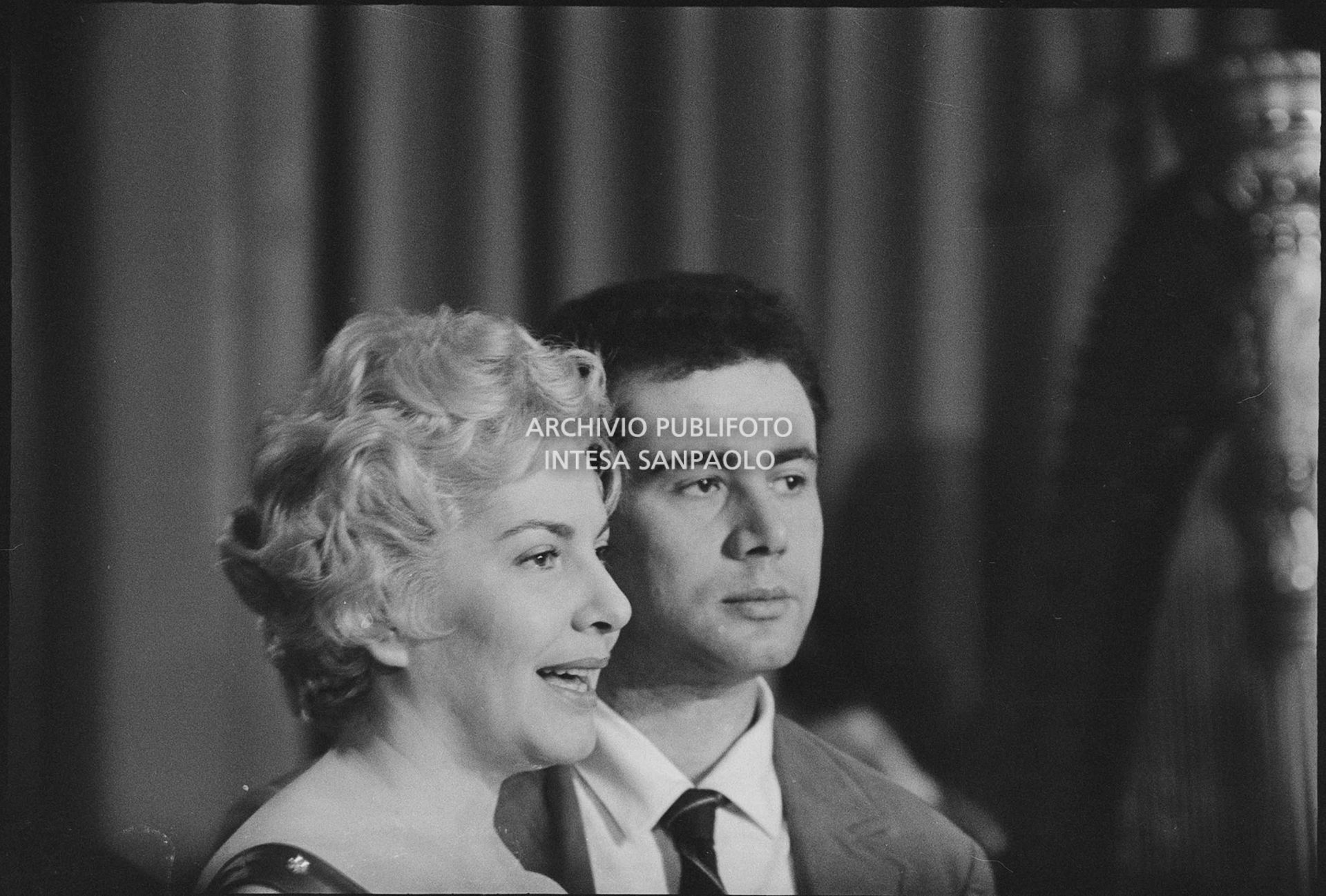 Adriana Serra e Enzo Tortora presentano il IX Festival della canzone italiana di Sanremo