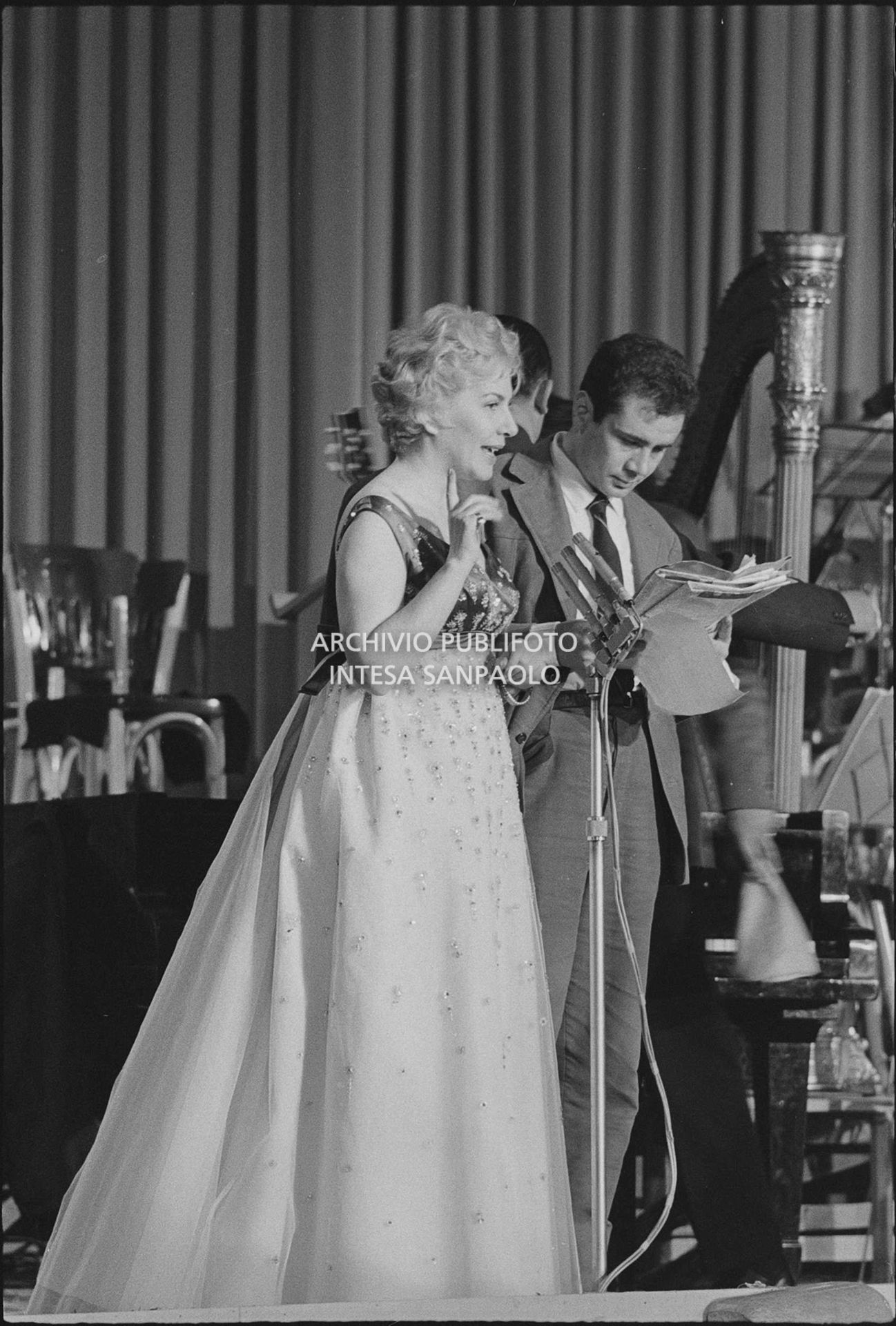 Adriana Serra e Enzo Tortora presentano il IX Festival della canzone italiana di Sanremo