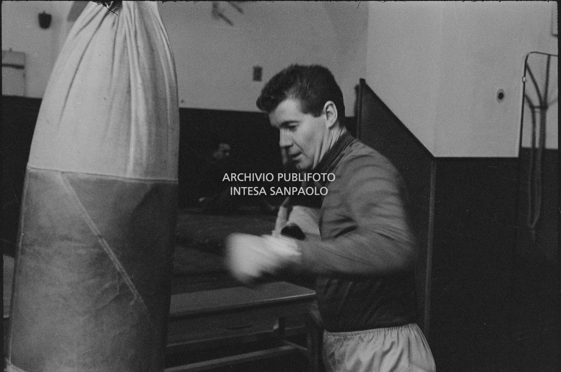 Joe Sentieri si allena in palestra nei giorni del X Festival della canzone italiana di Sanremo