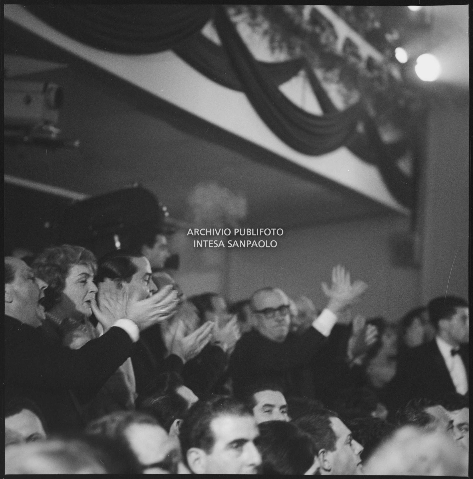 Pubblico applaude al X Festival di Sanremo