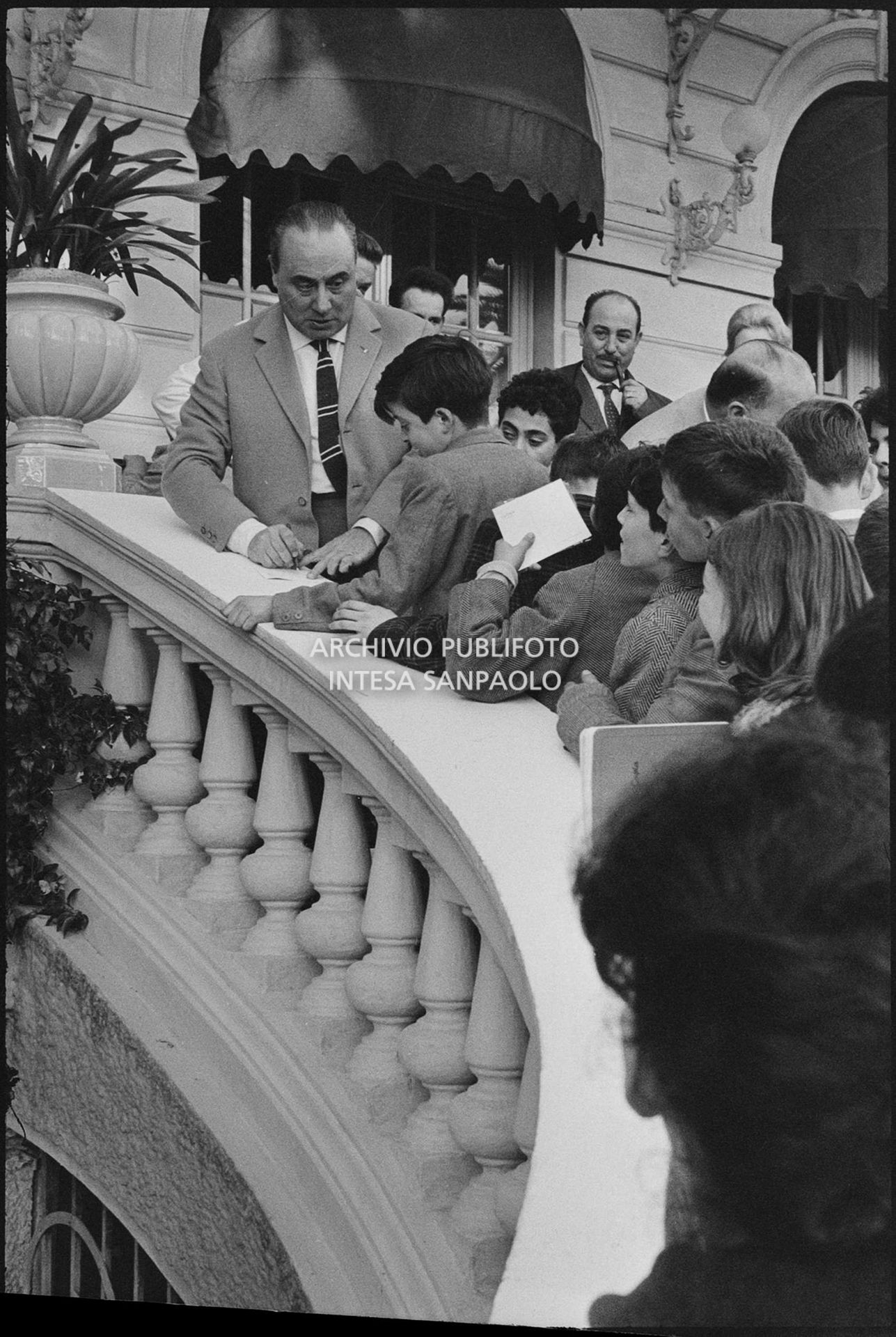 Mario Riva firma autografi al X Festival della canzone italiana di Sanremo
