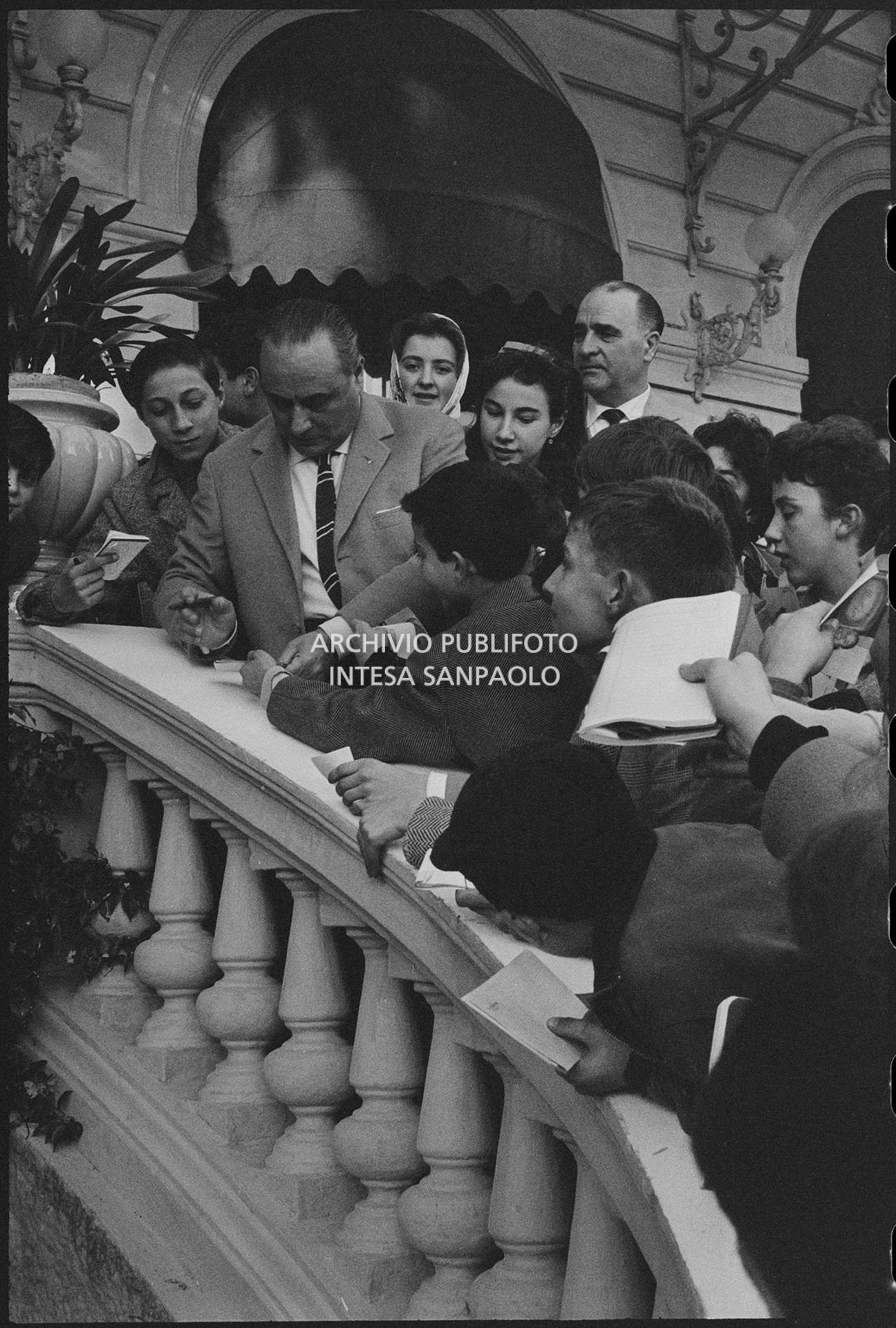 Mario Riva firma autografi al X Festival della canzone italiana di Sanremo