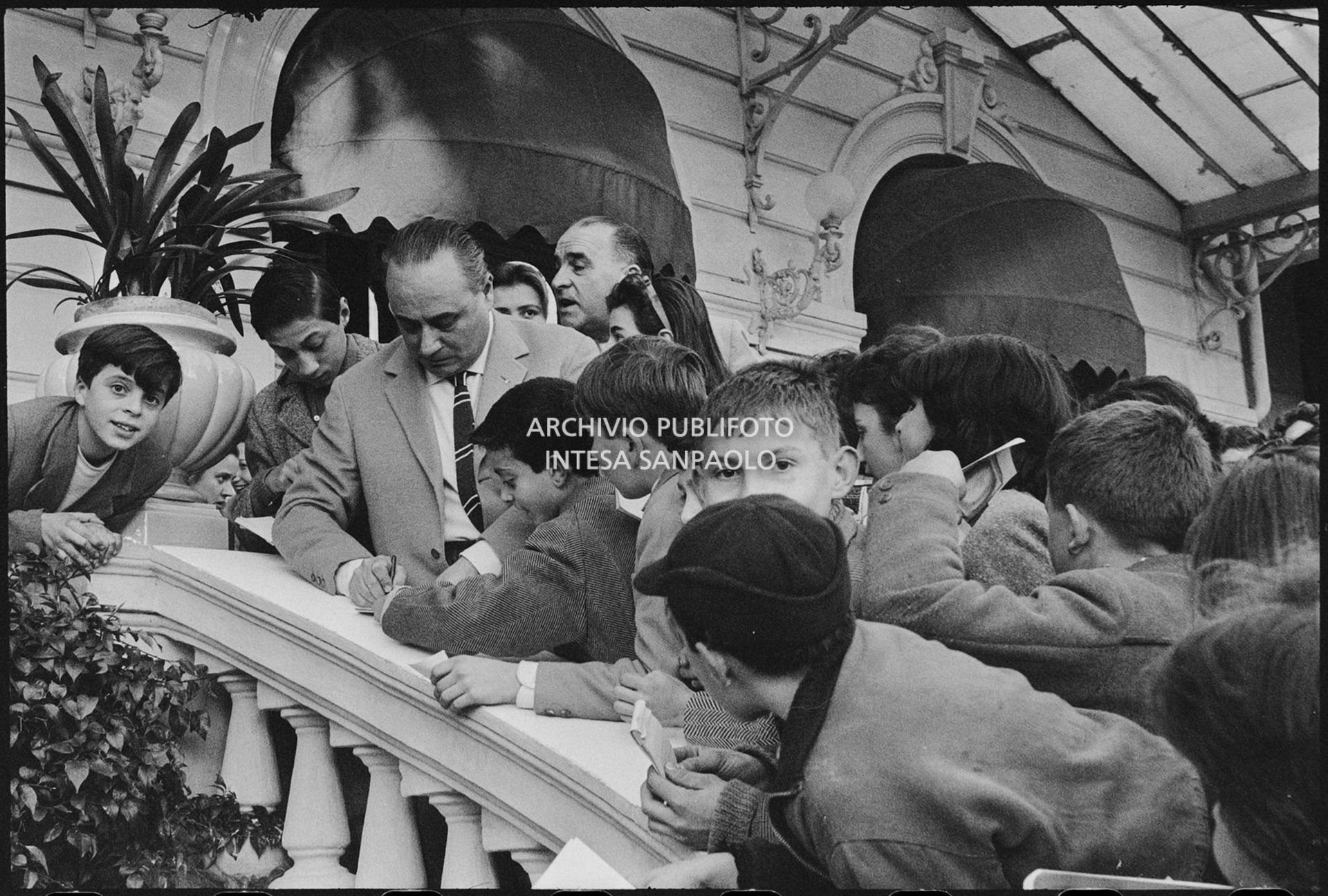Mario Riva firma autografi al X Festival della canzone italiana di Sanremo