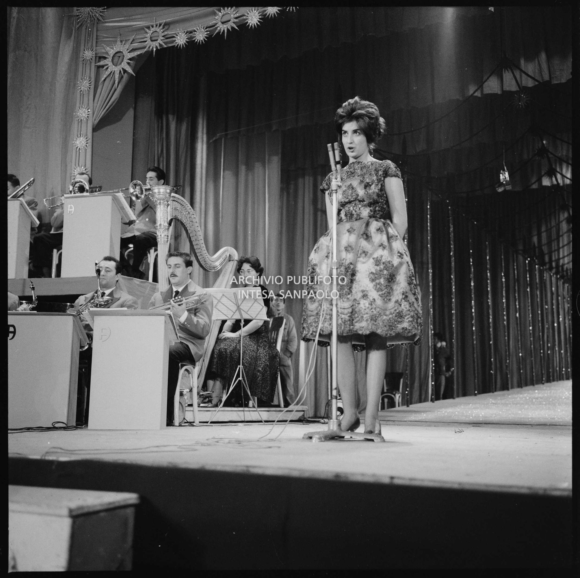 Mina sul palcoscenico del X Festival della canzone italiana di Sanremo