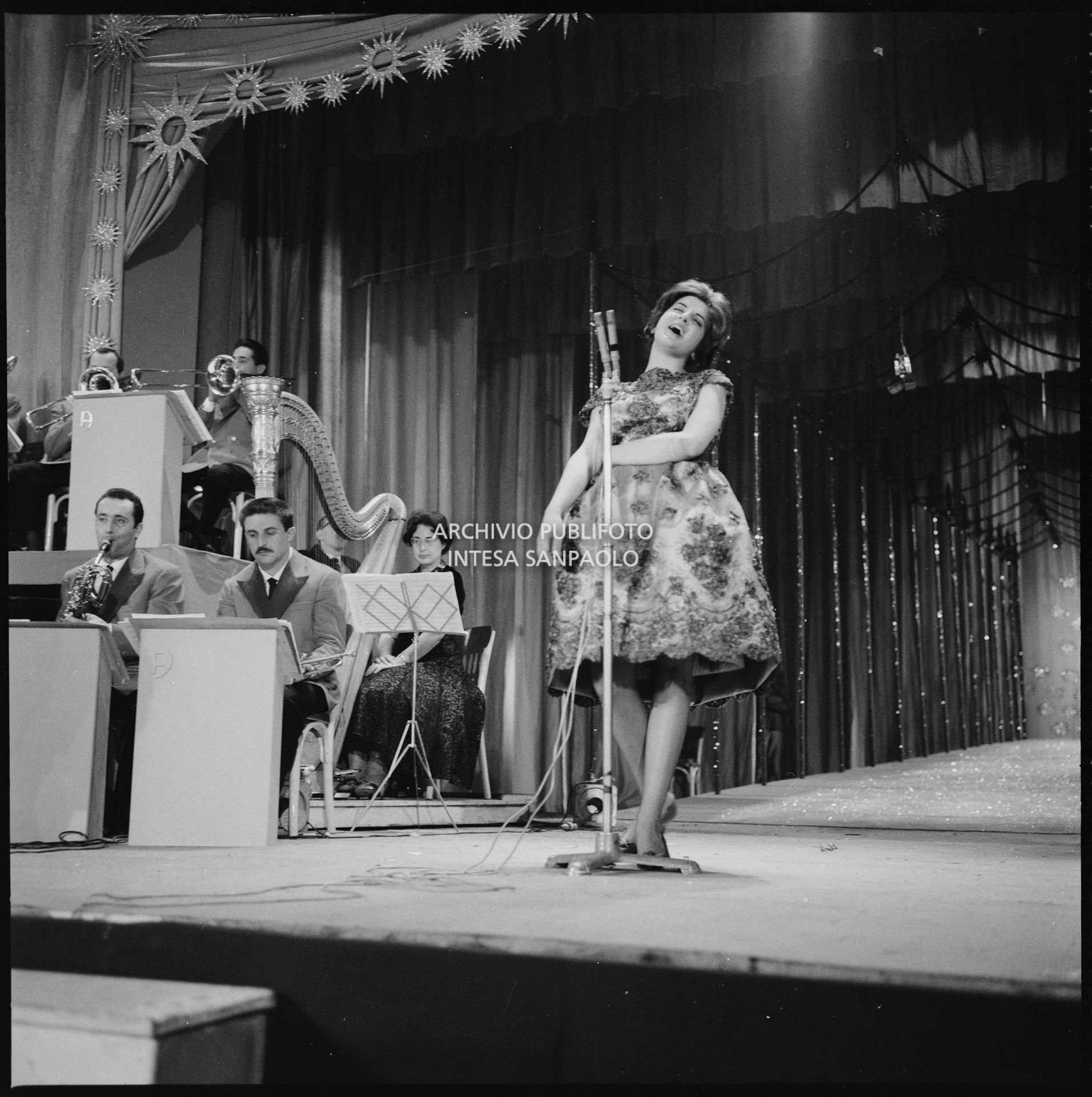 Mina sul palcoscenico del X Festival della canzone italiana di Sanremo