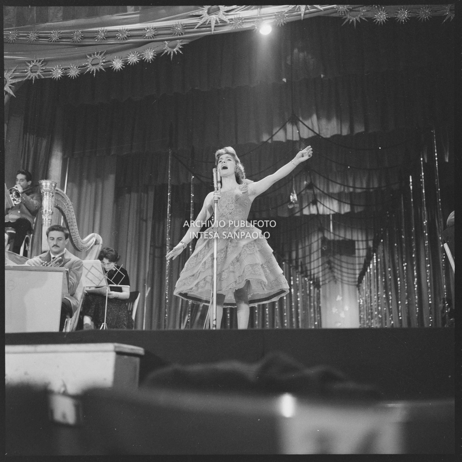 Germana Caroli sul palcoscenico del X Festival della canzone italiana di Sanremo