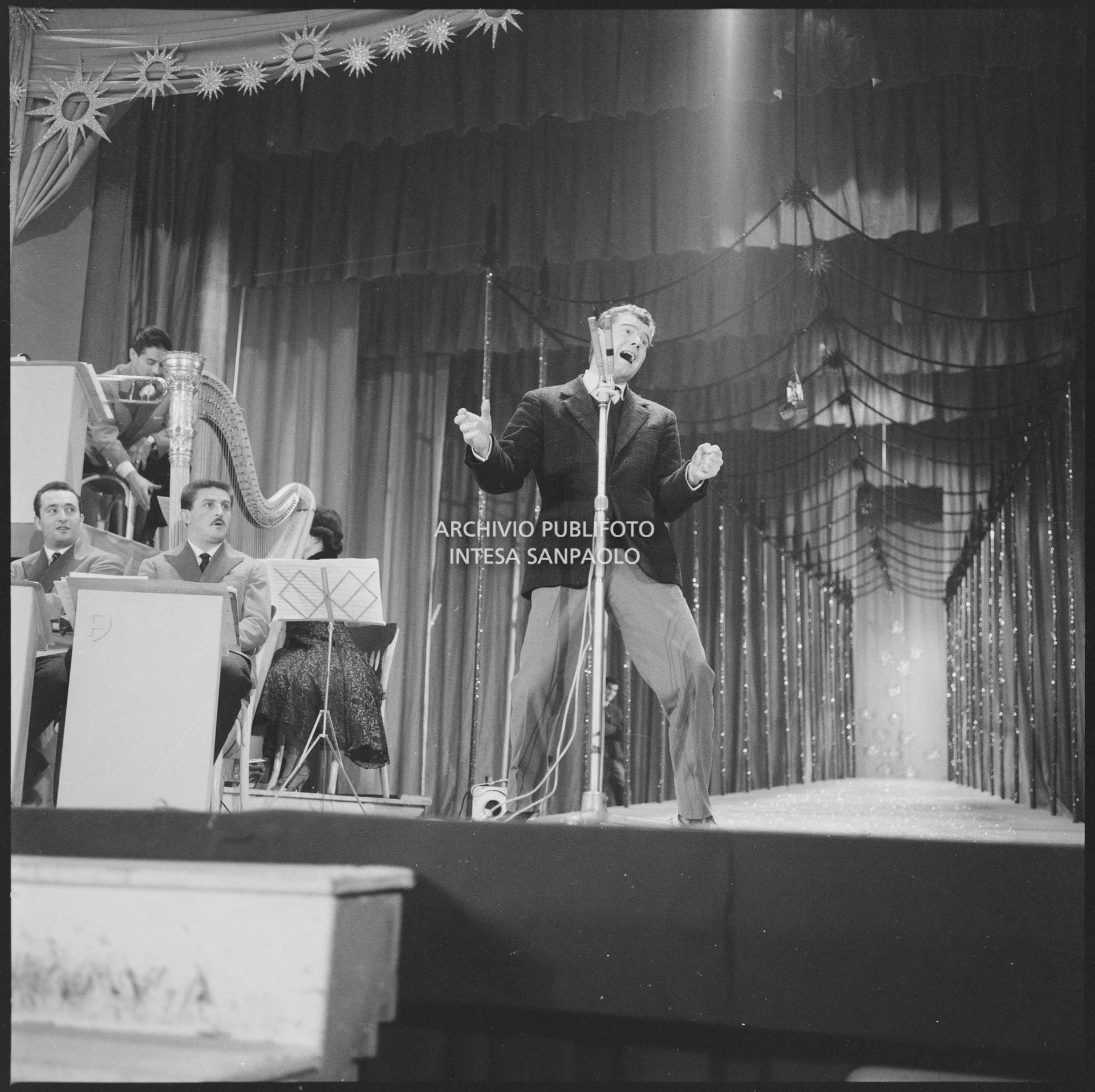 Joe Sentieri sul palcoscenico del X Festival della canzone italiana di Sanremo