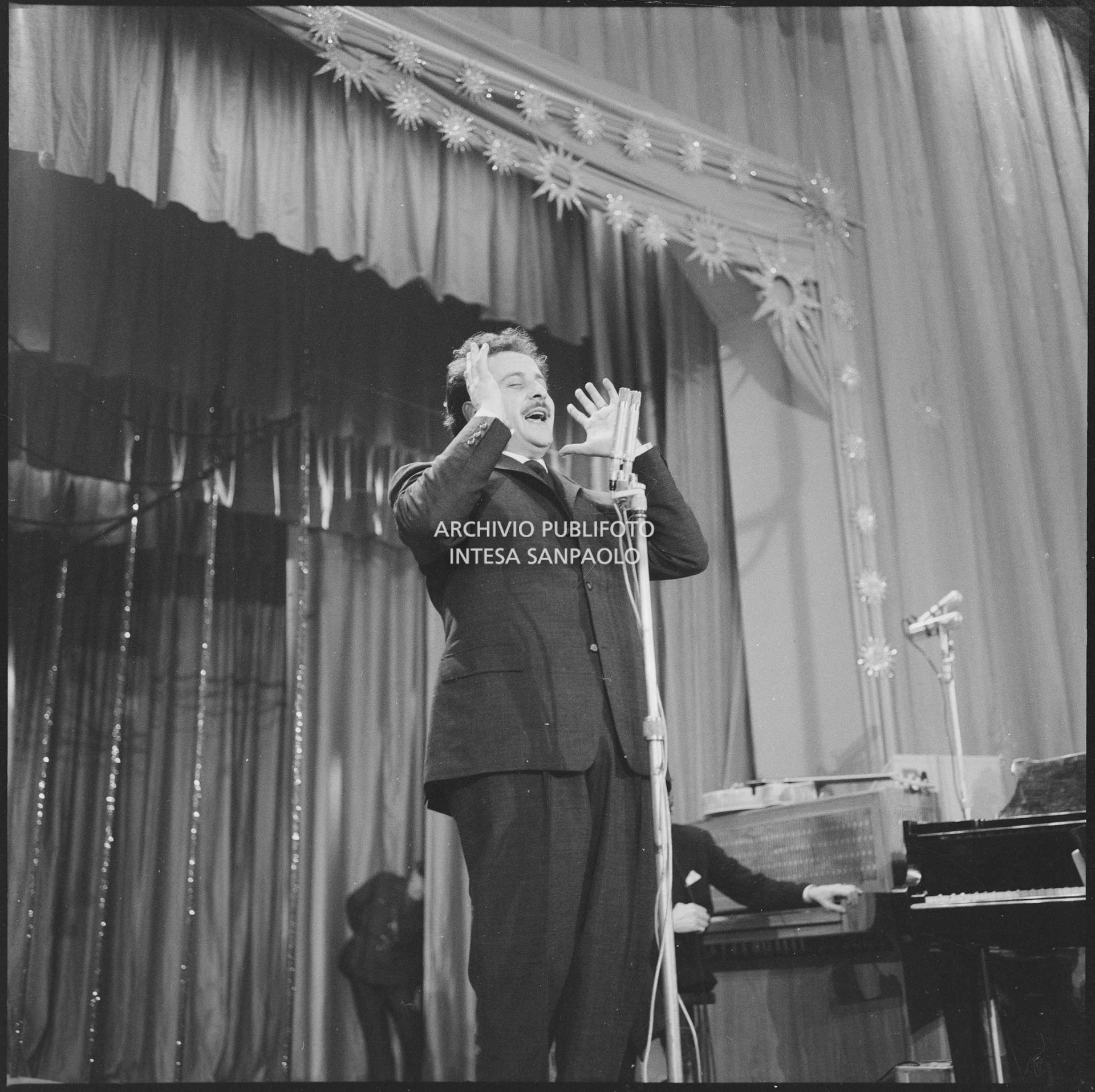 Domenico Modugno sul palcoscenico del X Festival della canzone italiana di Sanremo