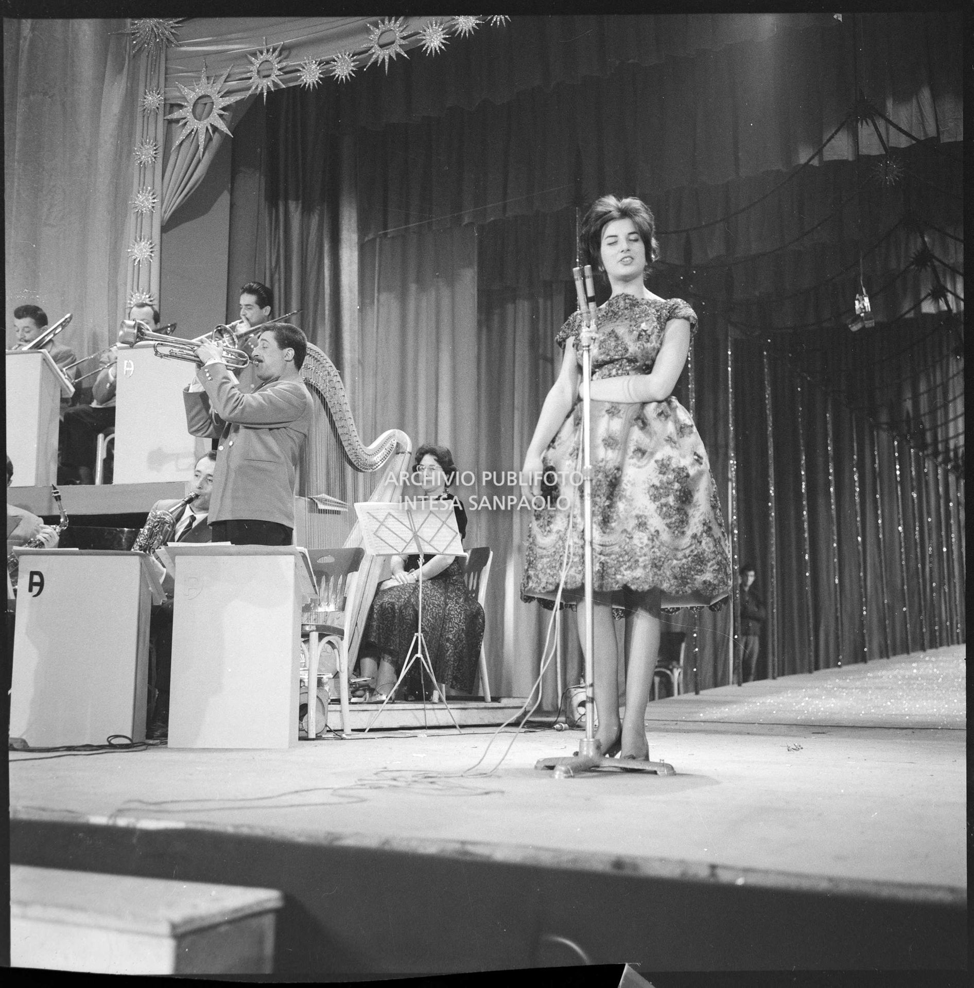 Mina sul palcoscenico del X Festival della canzone italiana di Sanremo