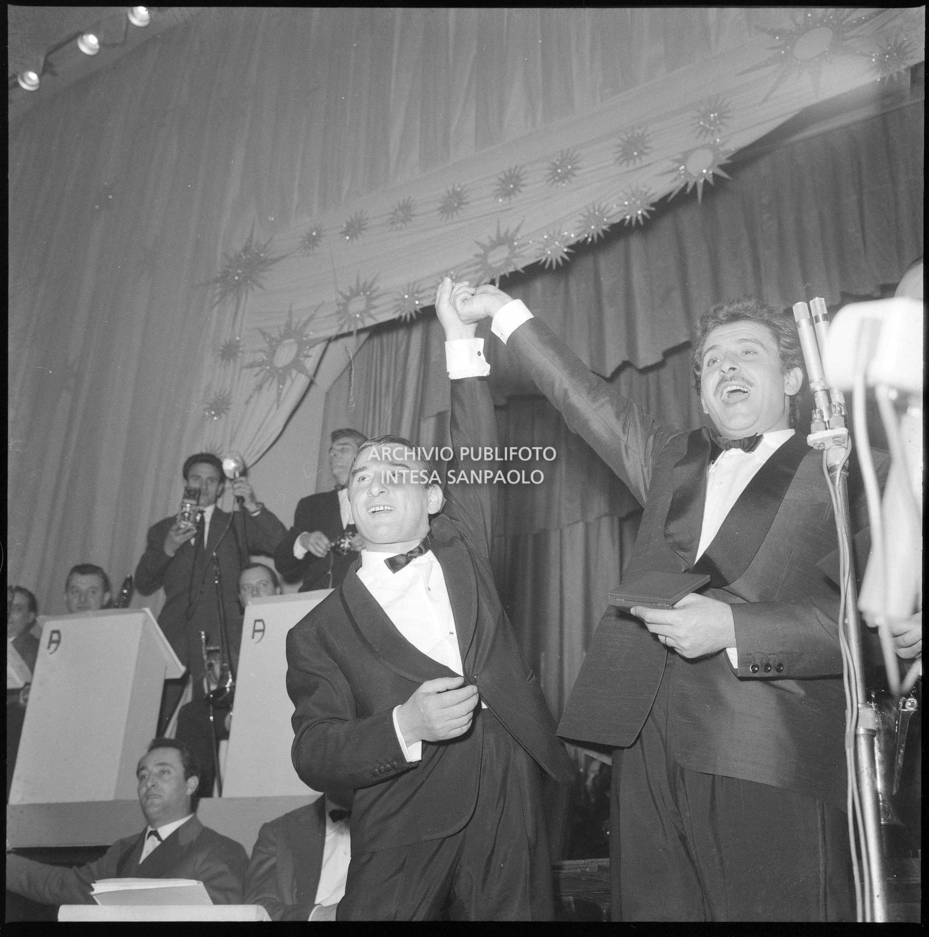 Renato Rascel e Domenico Modugno sul palcoscenico del X Festival della canzone italiana di Sanremo