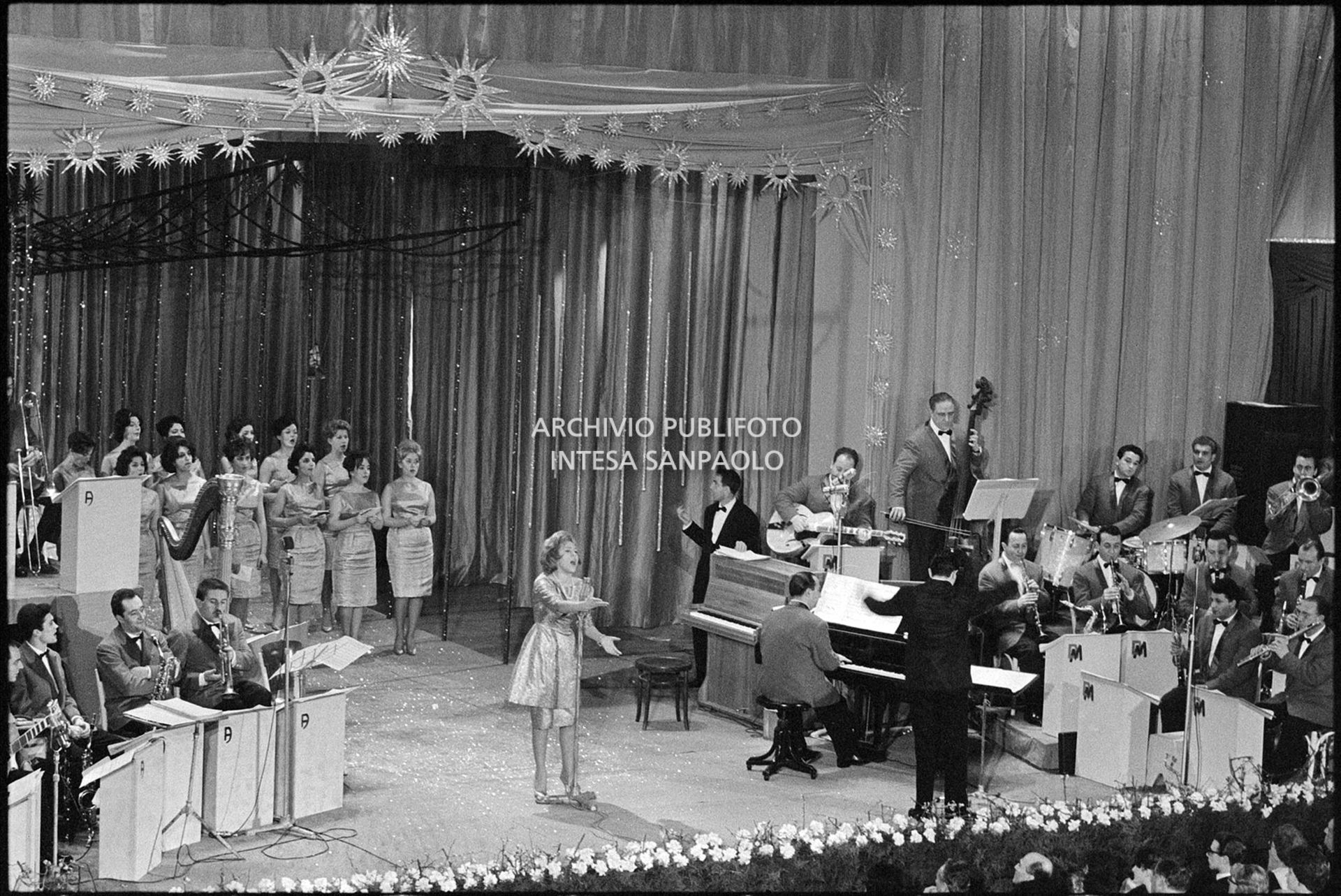 Betty Curtis sul palcoscenico del X Festival della canzone italiana di Sanremo