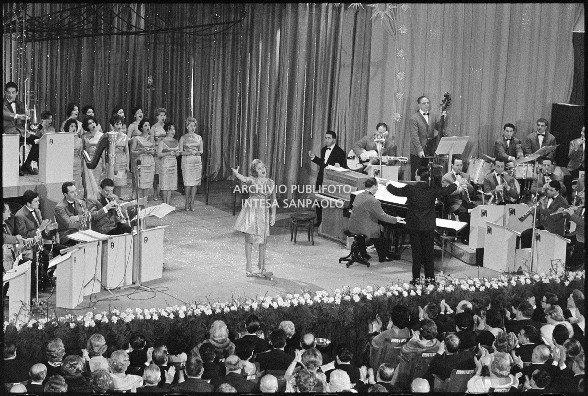 Betty Curtis sul palcoscenico del X Festival della canzone italiana di Sanremo