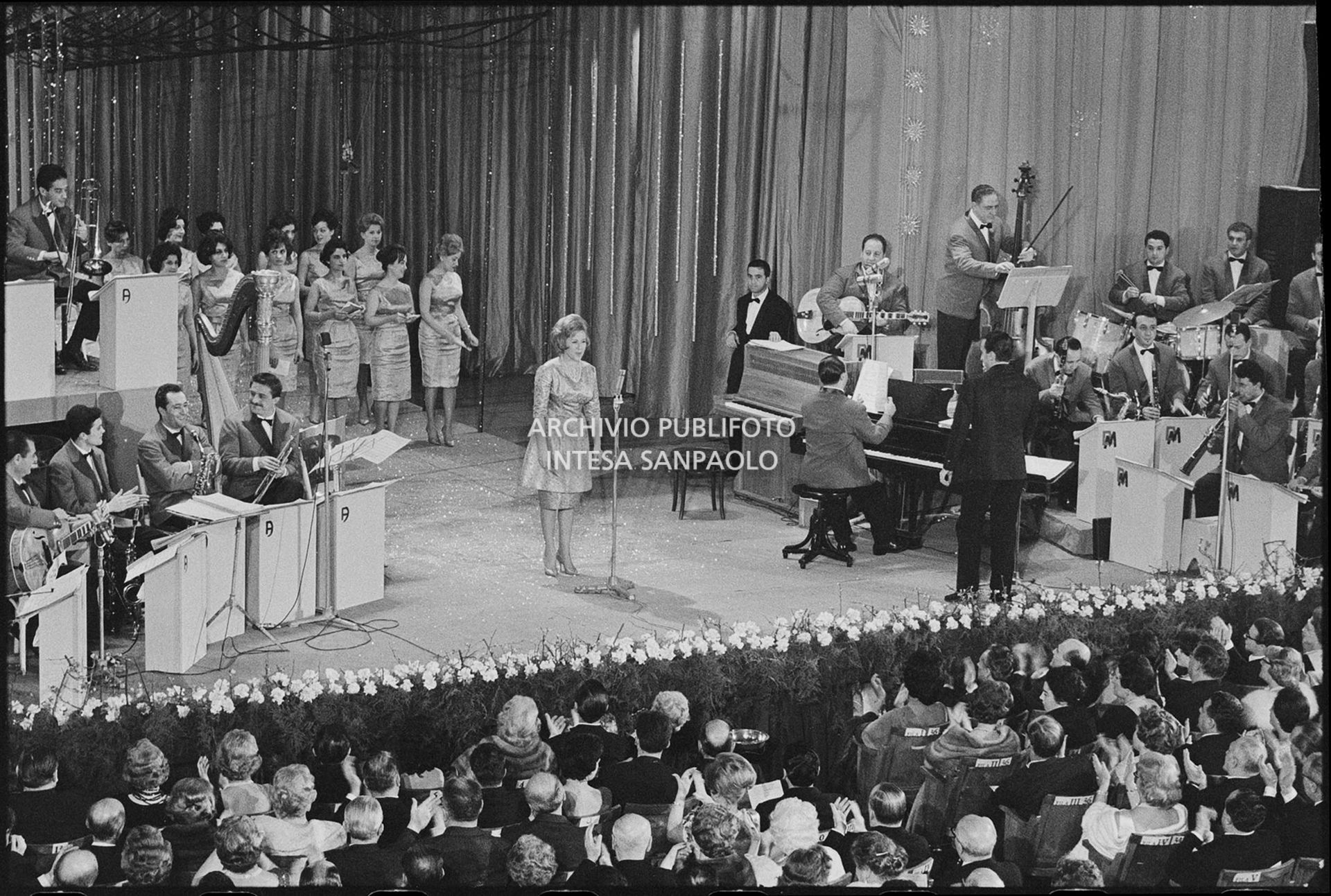Betty Curtis sul palcoscenico del X Festival della canzone italiana di Sanremo