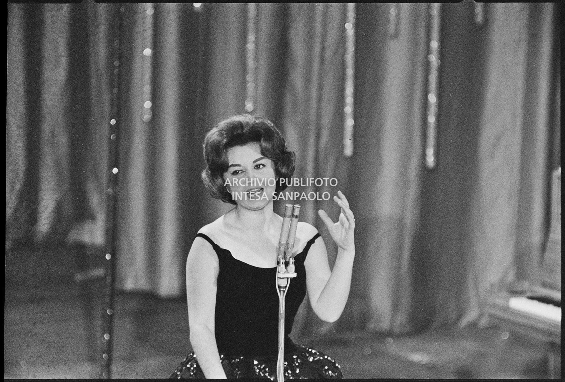 Gloria Christian sul palcoscenico del X Festival della canzone italiana di Sanremo