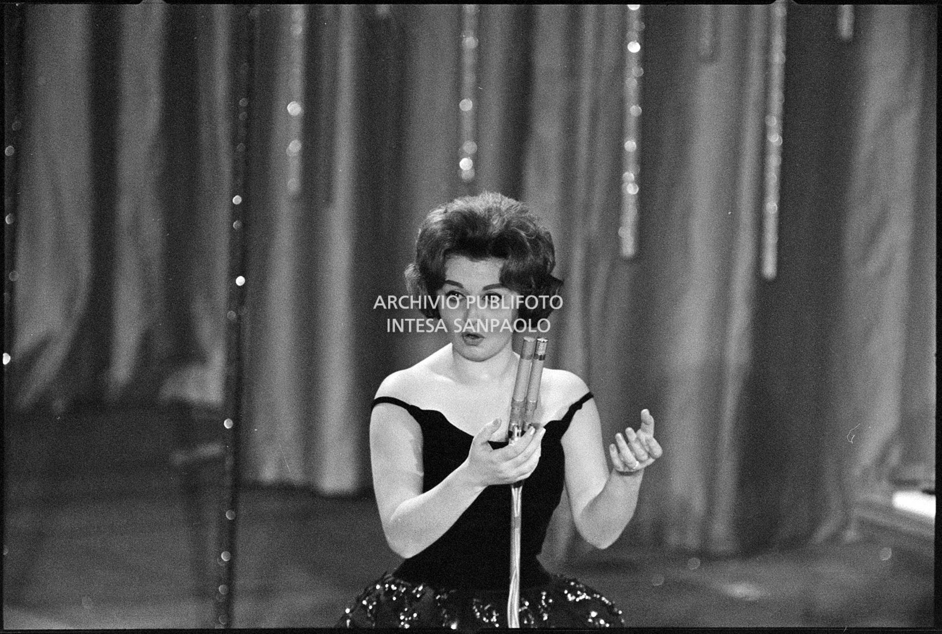 Gloria Christian sul palcoscenico del X Festival della canzone italiana di Sanremo