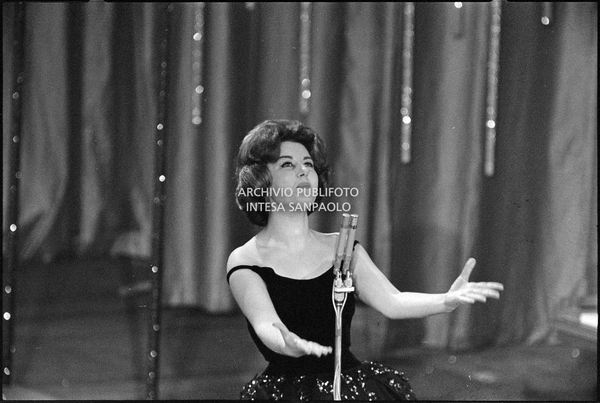 Gloria Christian sul palcoscenico del X Festival della canzone italiana di Sanremo