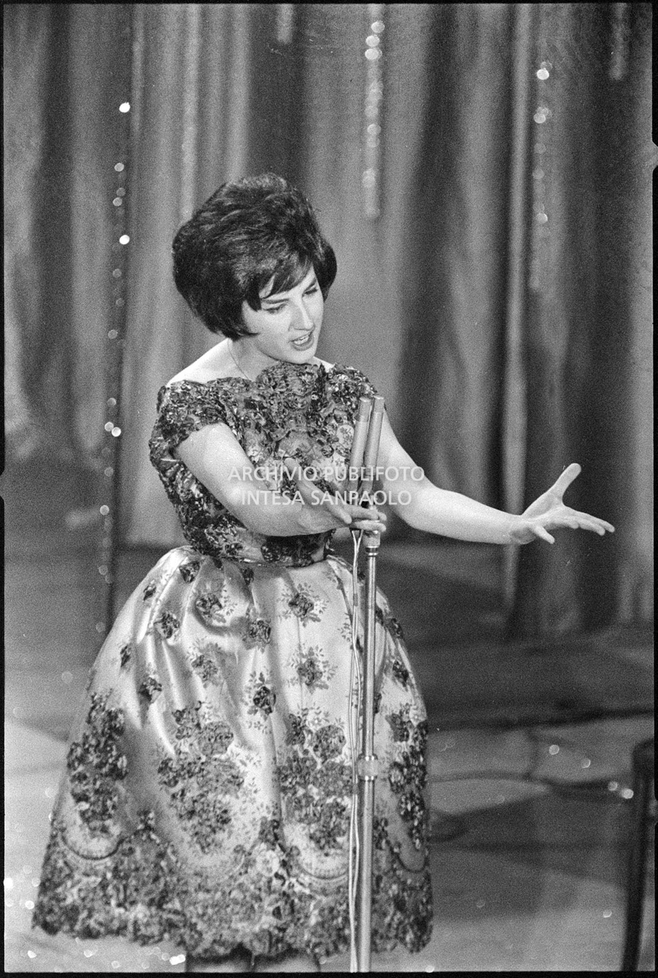 Mina sul palcoscenico del X Festival della canzone italiana di Sanremo