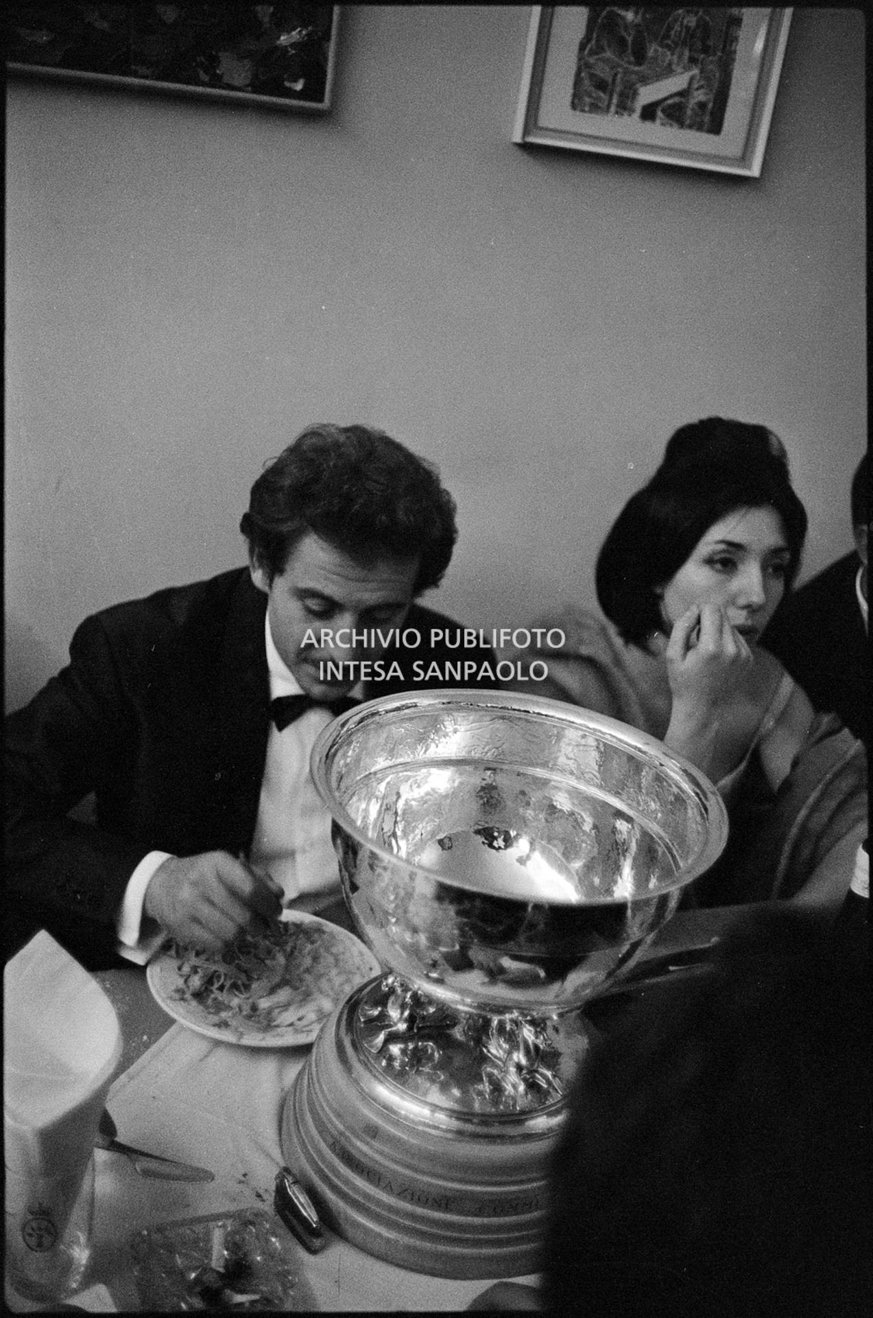 Domenico Modugno, secondo classificato al X Festival della canzone italiana di Sanremo, e la moglie Franca Gandolfi al ristorante al termine della competizione