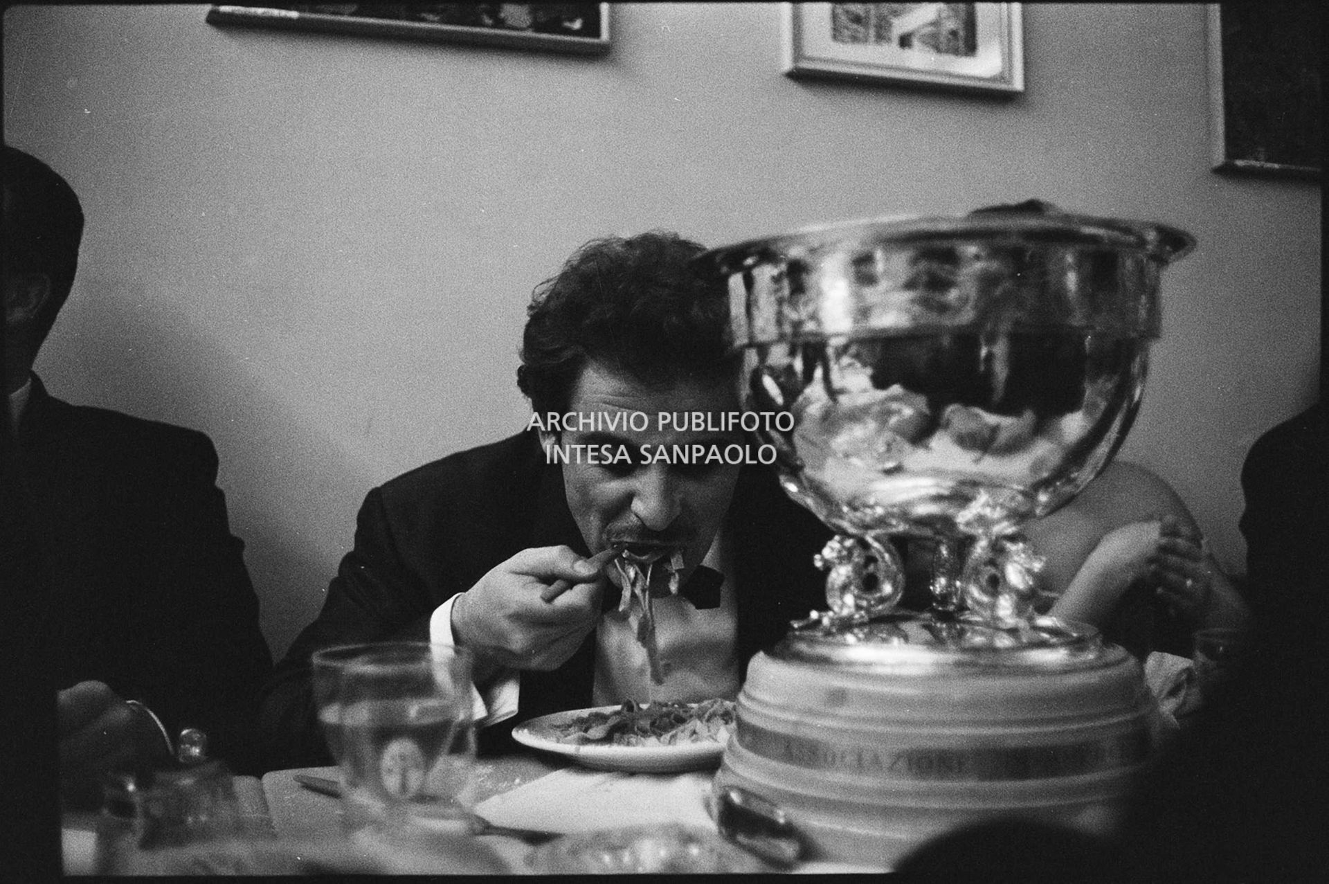 Domenico Modugno, secondo classificato al X Festival della canzone italiana di Sanremo, mangia un piatto di pasta al ristorante al termine della competizione