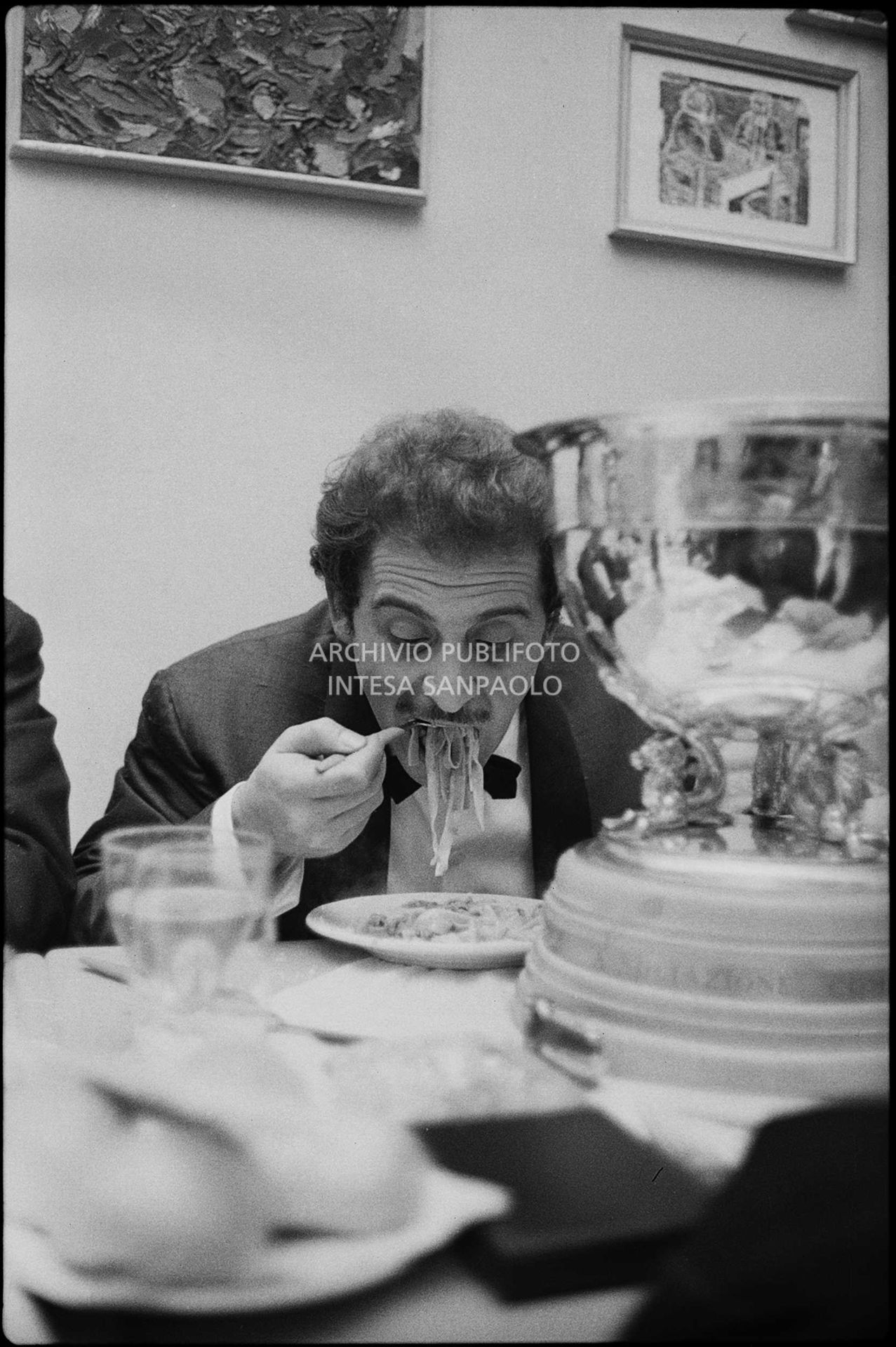Domenico Modugno, secondo classificato al X Festival della canzone italiana di Sanremo, mangia un piatto di pasta al ristorante al termine della competizione