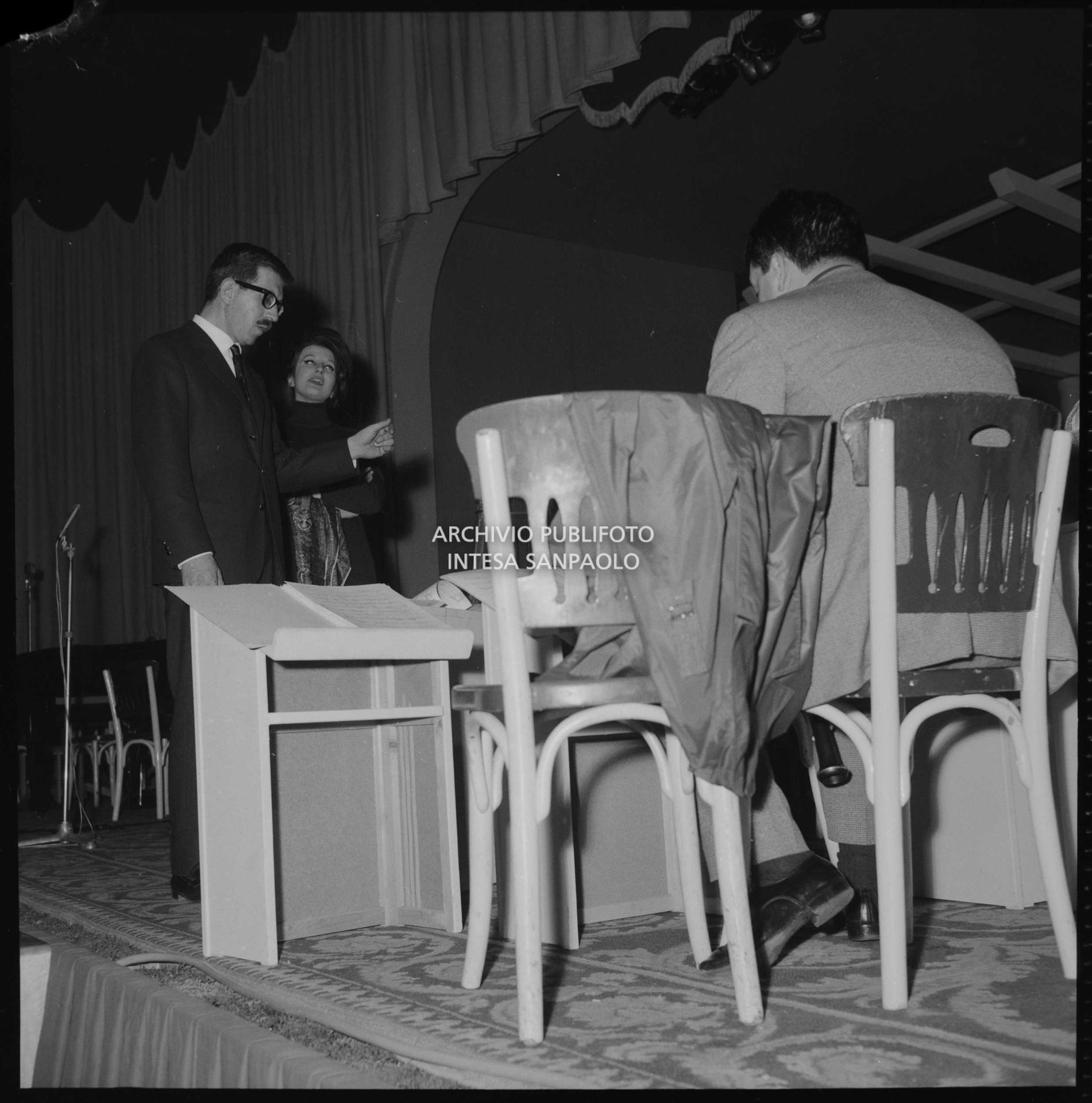 Mina con il direttore d'orchestra Bruno Canfora alle prove dell'XI Festival di Sanremo