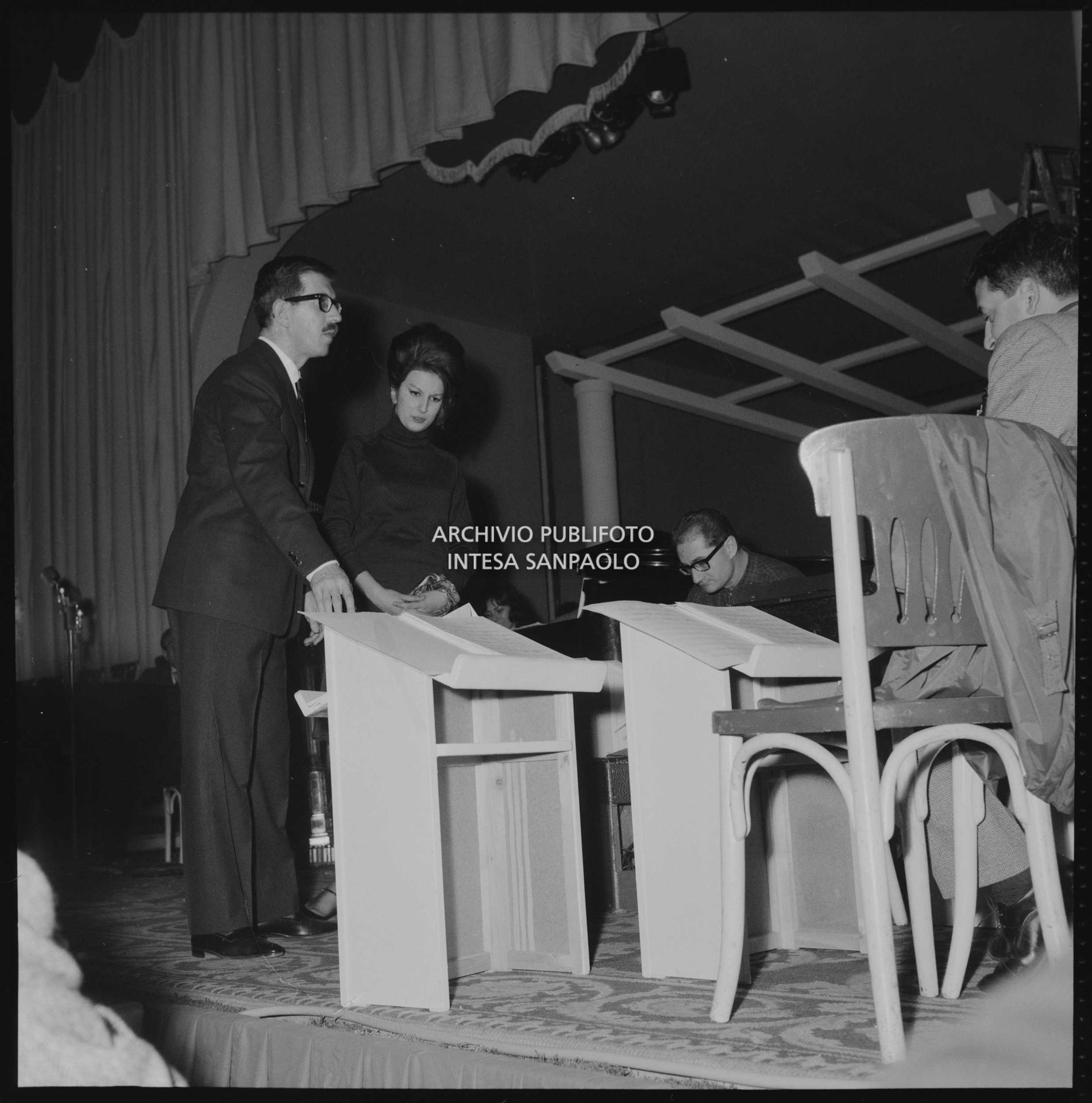 Mina con il direttore d'orchestra Bruno Canfora alle prove dell'XI Festival di Sanremo