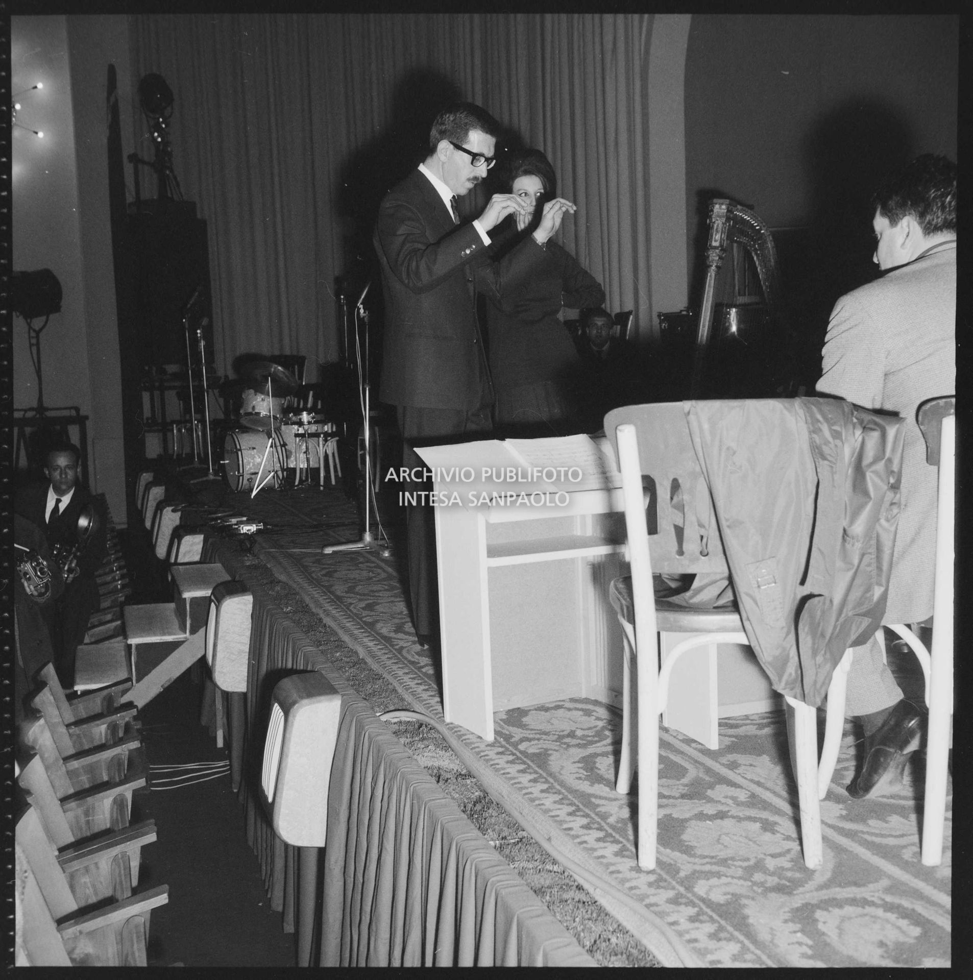 Mina con il direttore d'orchestra Bruno Canfora alle prove dell'XI Festival di Sanremo
