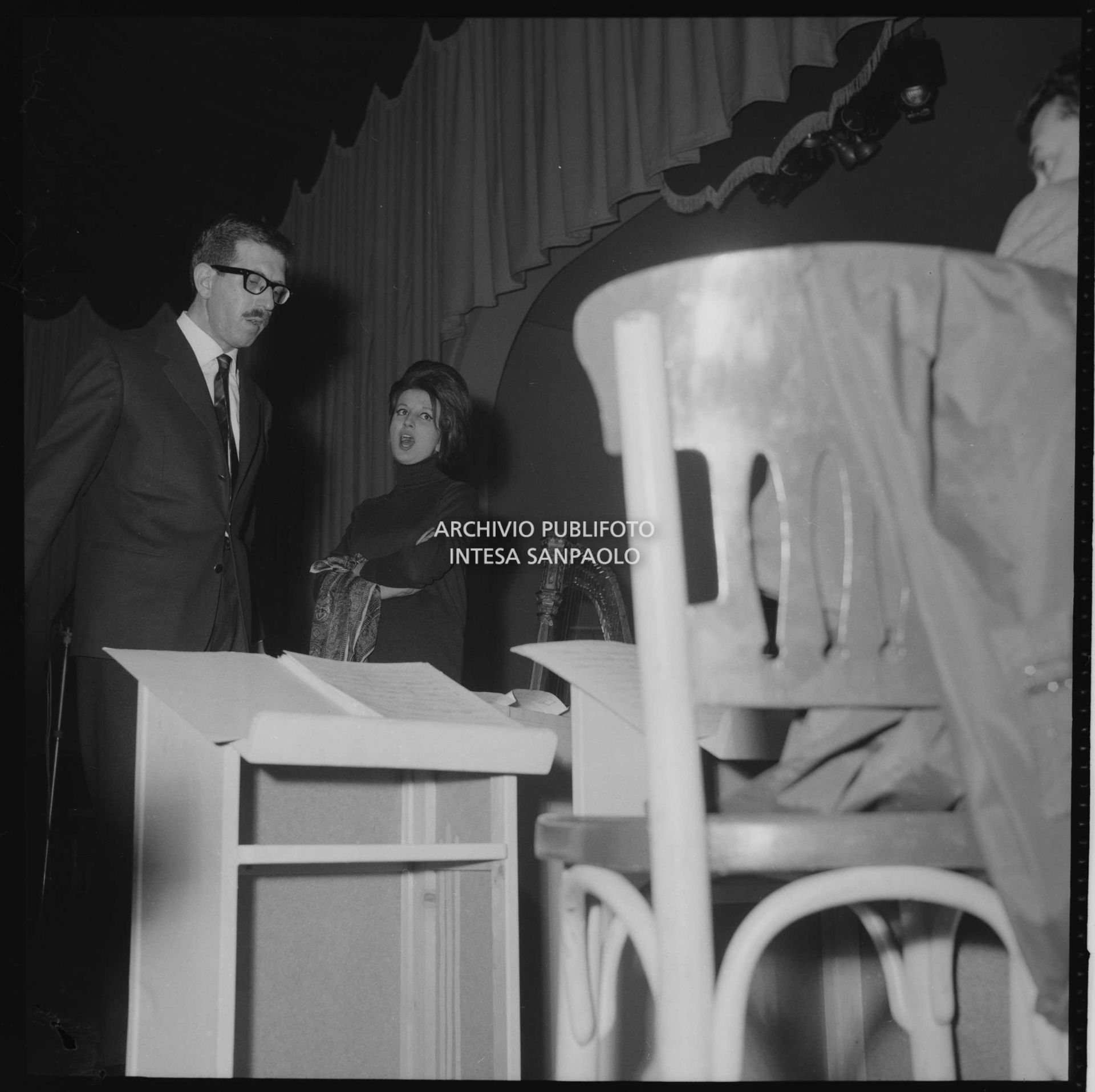 Mina con il direttore d'orchestra Bruno Canfora alle prove dell'XI Festival di Sanremo