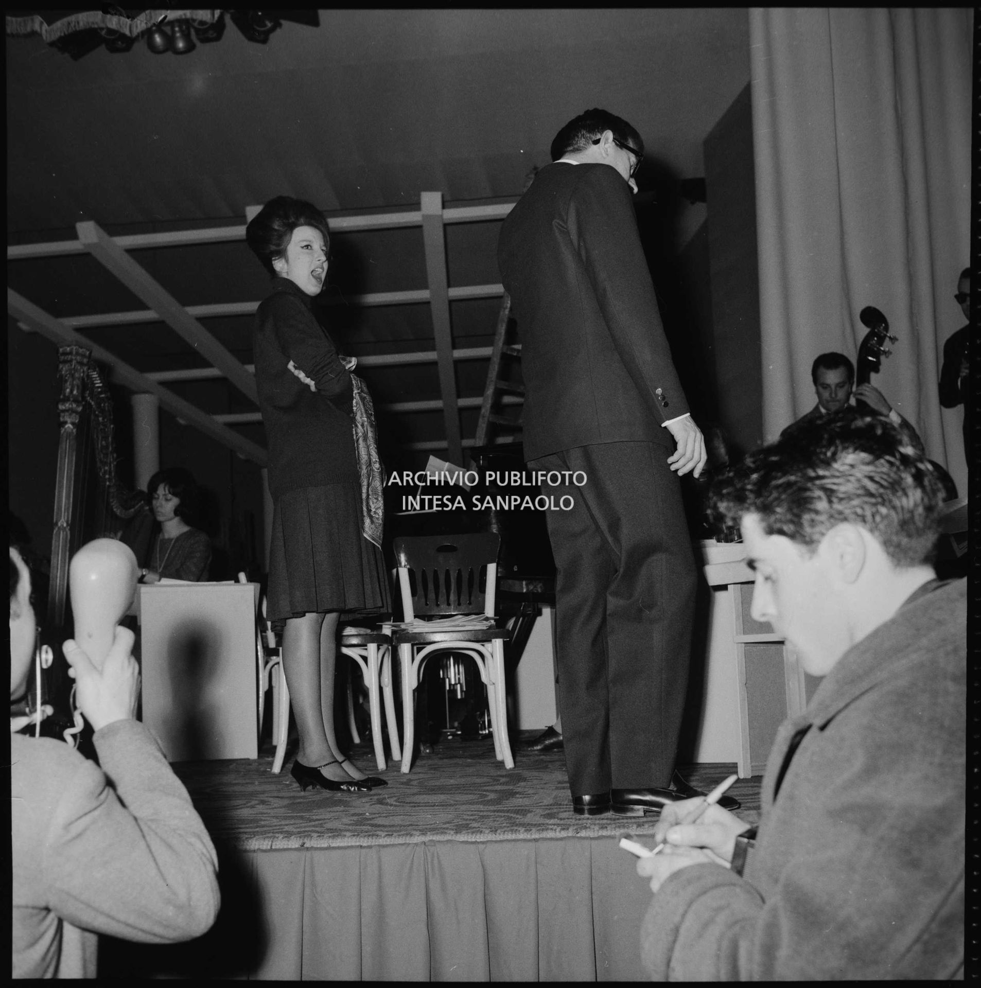 Mina con il direttore d'orchestra Bruno Canfora alle prove dell'XI Festival di Sanremo