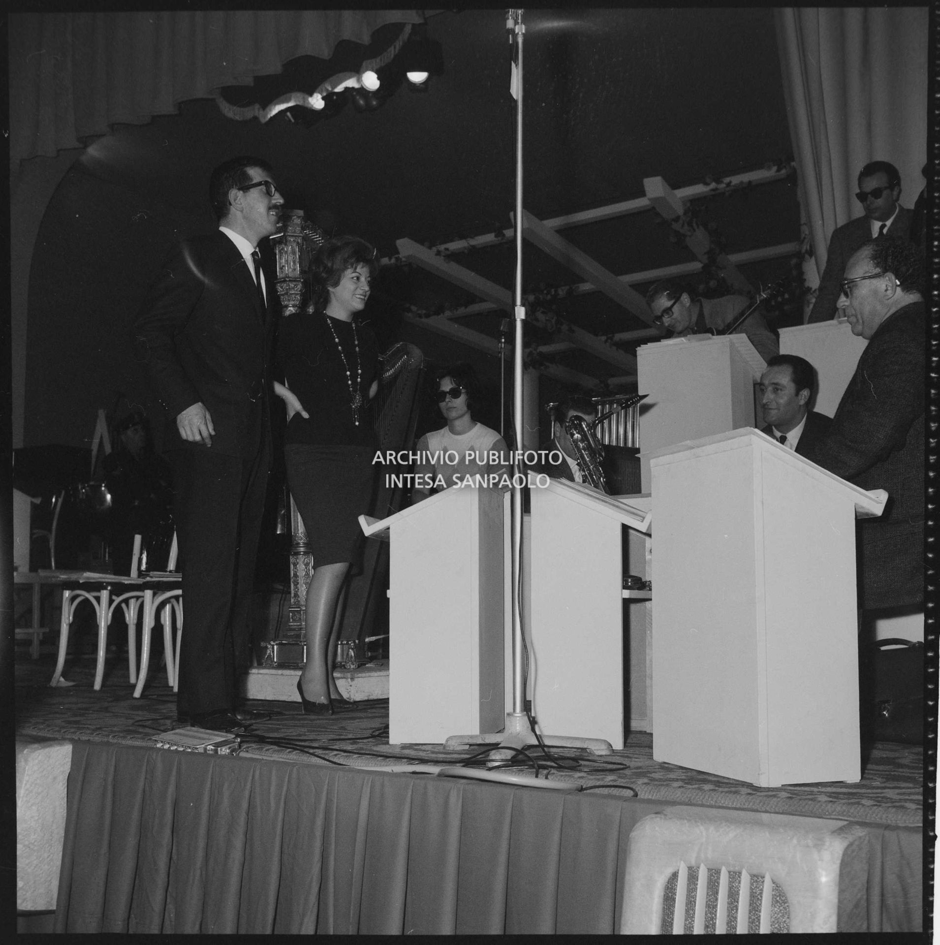 Mina con il direttore d'orchestra Bruno Canfora alle prove dell'XI Festival di Sanremo