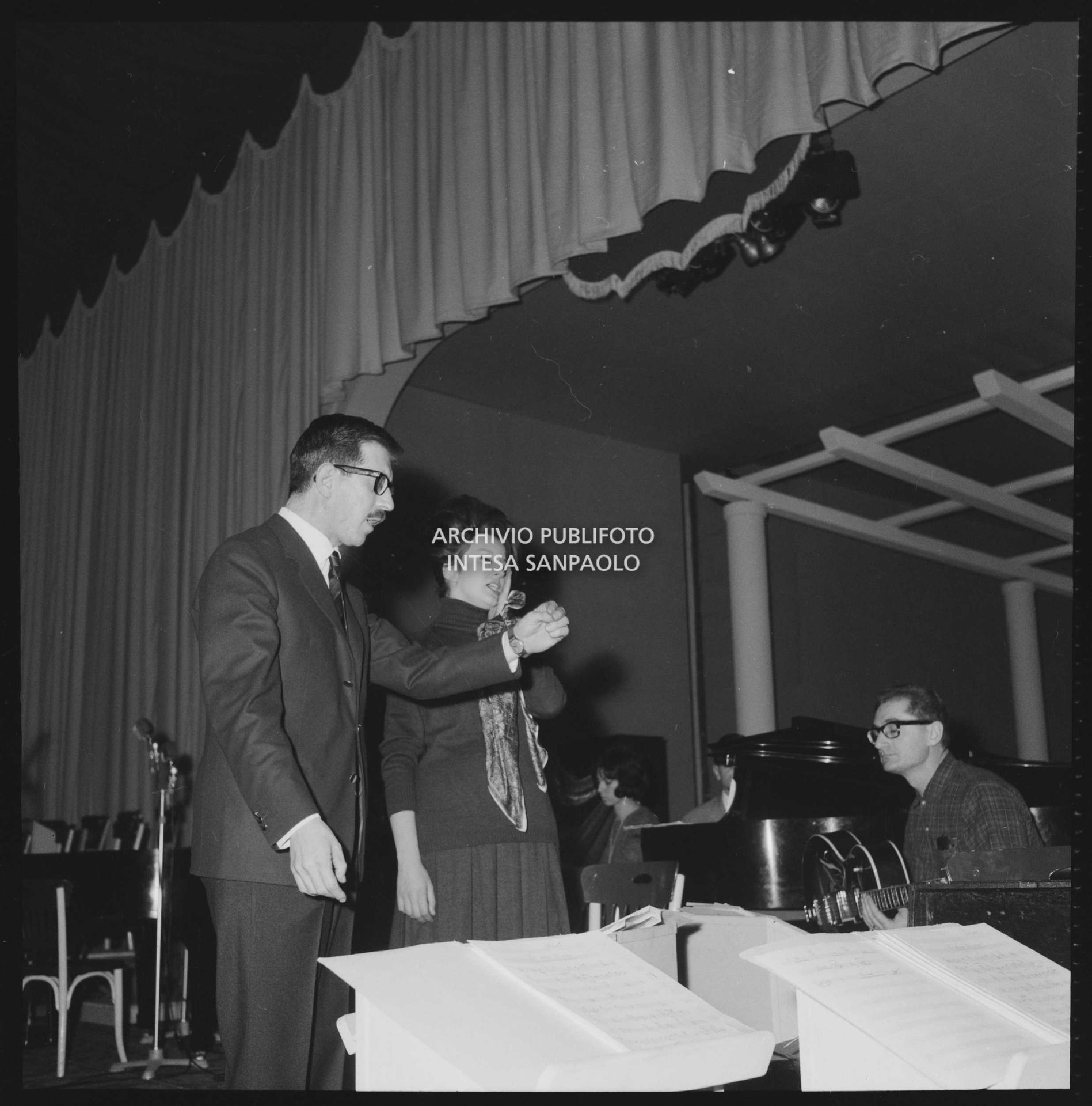 Mina con il direttore d'orchestra Bruno Canfora alle prove dell'XI Festival di Sanremo