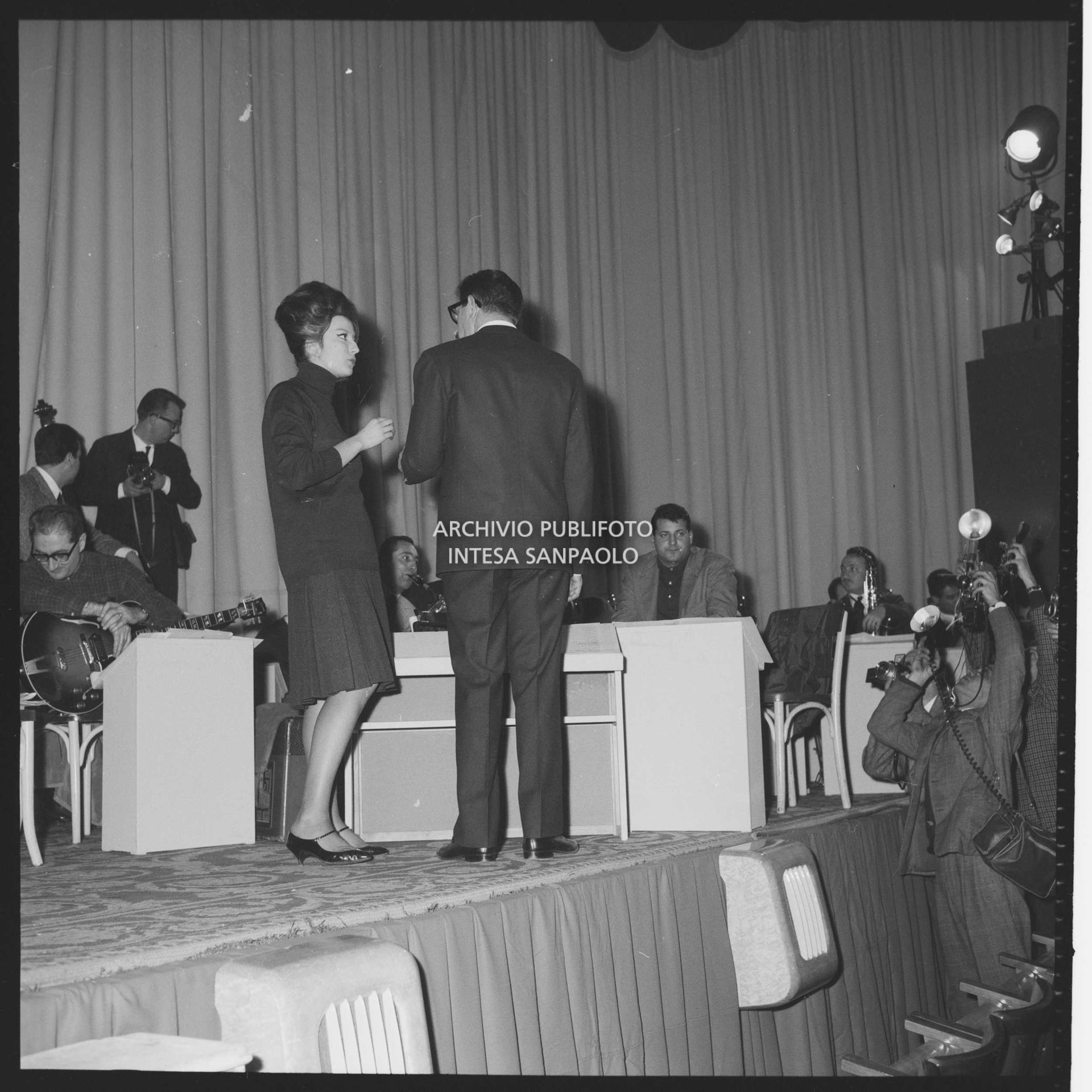 Mina con il direttore d'orchestra Bruno Canfora alle prove dell'XI Festival di Sanremo