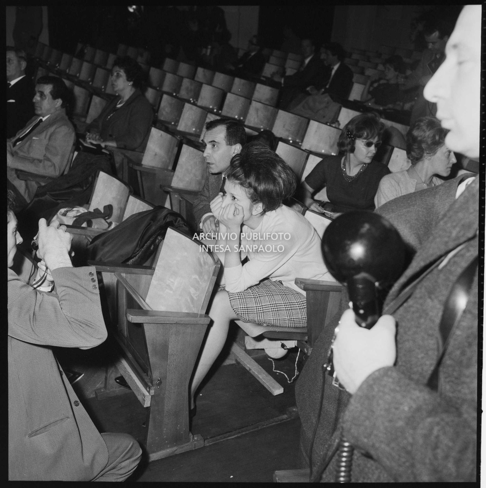 Mina seduta in platea durante le prove dell'XI Festival di Sanremo