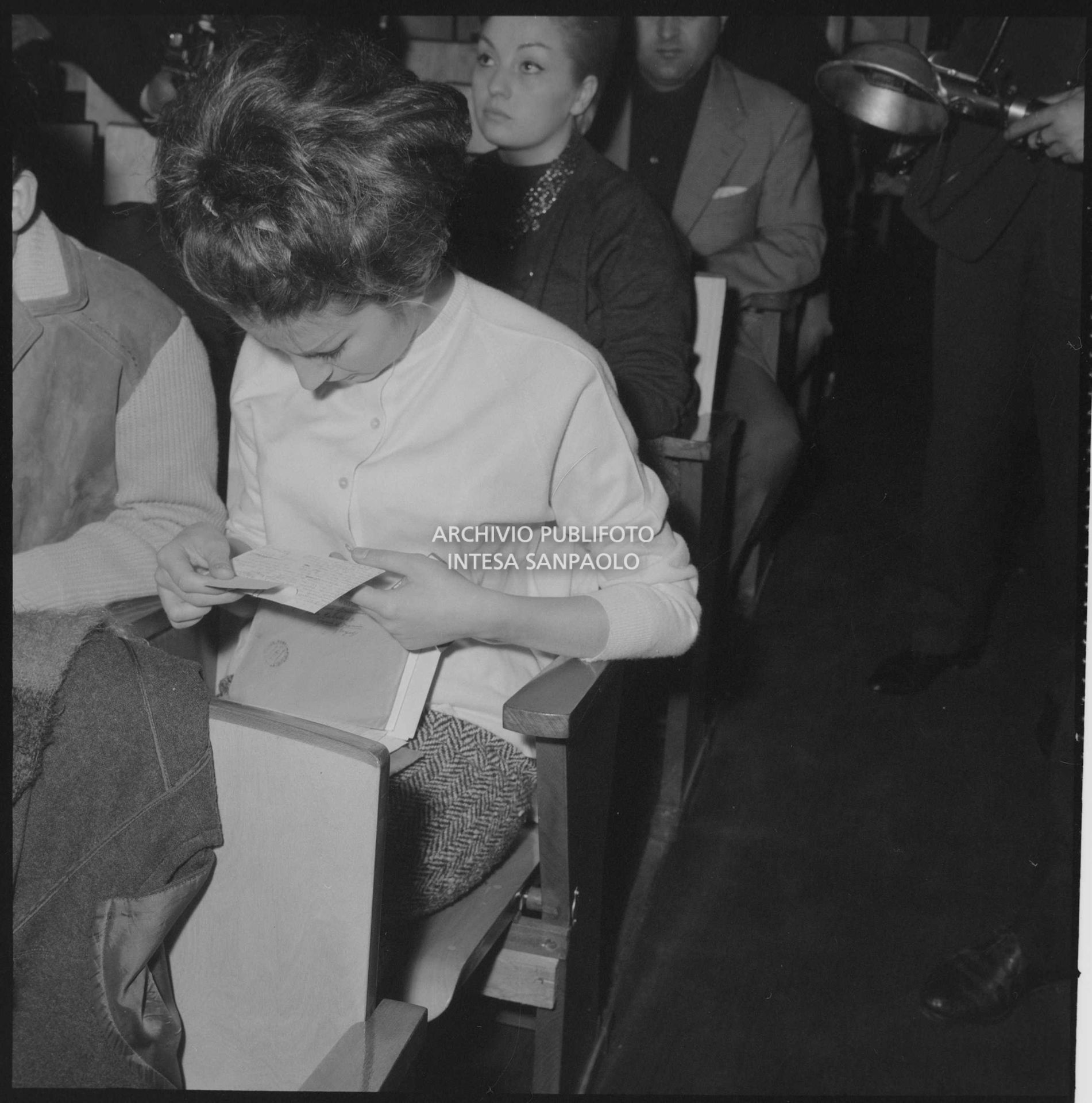 Mina seduta in platea durante le prove dell'XI Festival di Sanremo