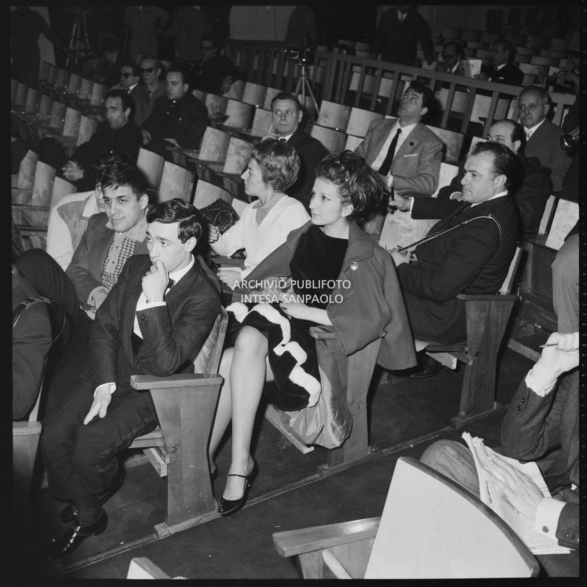 Mina, Adriano Celentano, Umberto Bindi, Luciano Tajoli, tra gli altri, in platea durante le prove dell'XI Festival di Sanremo
