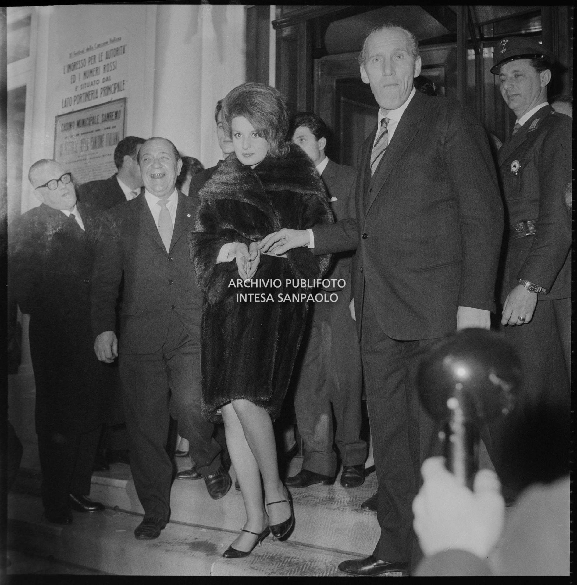 Mina all'uscita del Casinò municipale nei giorni dell'XI Festival di Sanremo