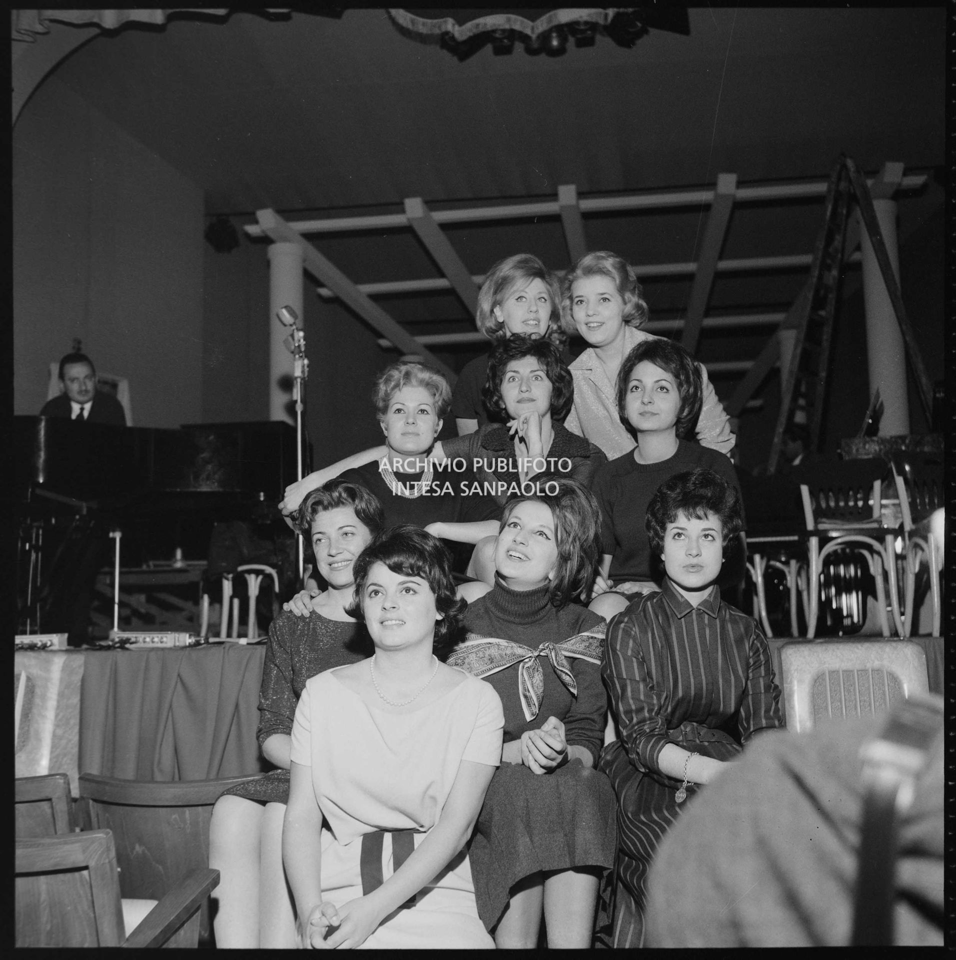 Foto di gruppo di alcune cantanti in gara al XI Festival di Sanremo
