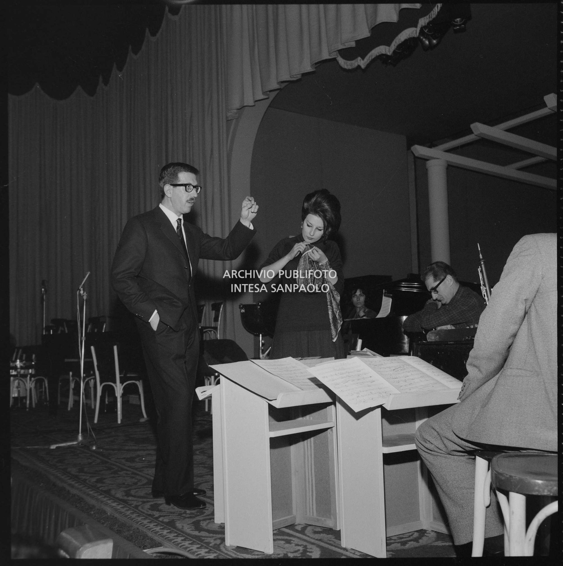 Mina con il direttore d'orchestra Bruno Canfora alle prove dell'XI Festival di Sanremo