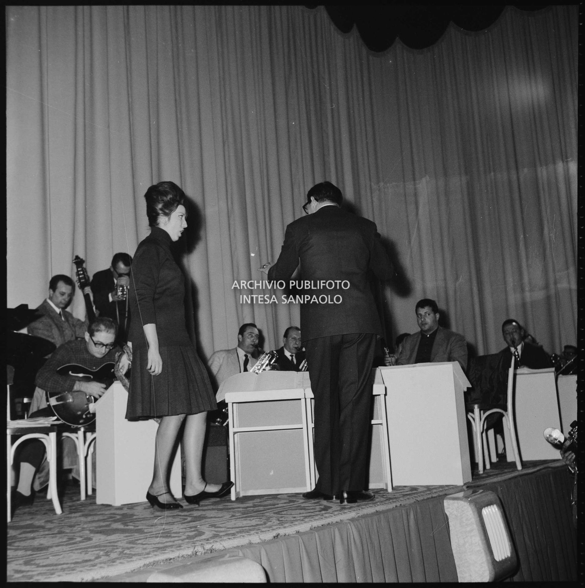 Mina con il direttore d'orchestra Bruno Canfora alle prove dell'XI Festival di Sanremo