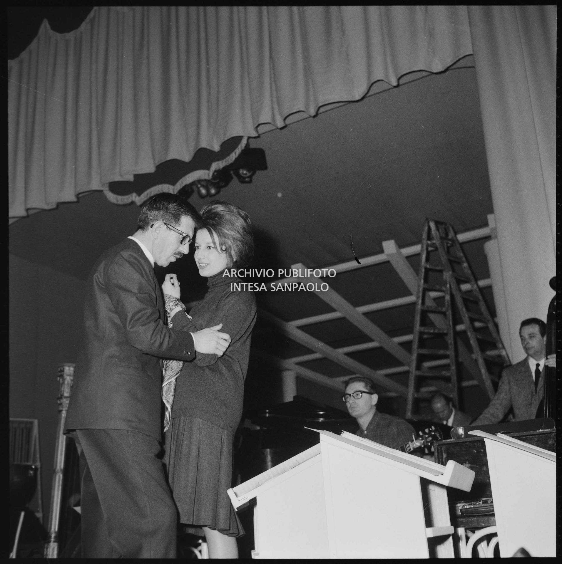 Mina con il direttore d'orchestra Bruno Canfora alle prove dell'XI Festival di Sanremo