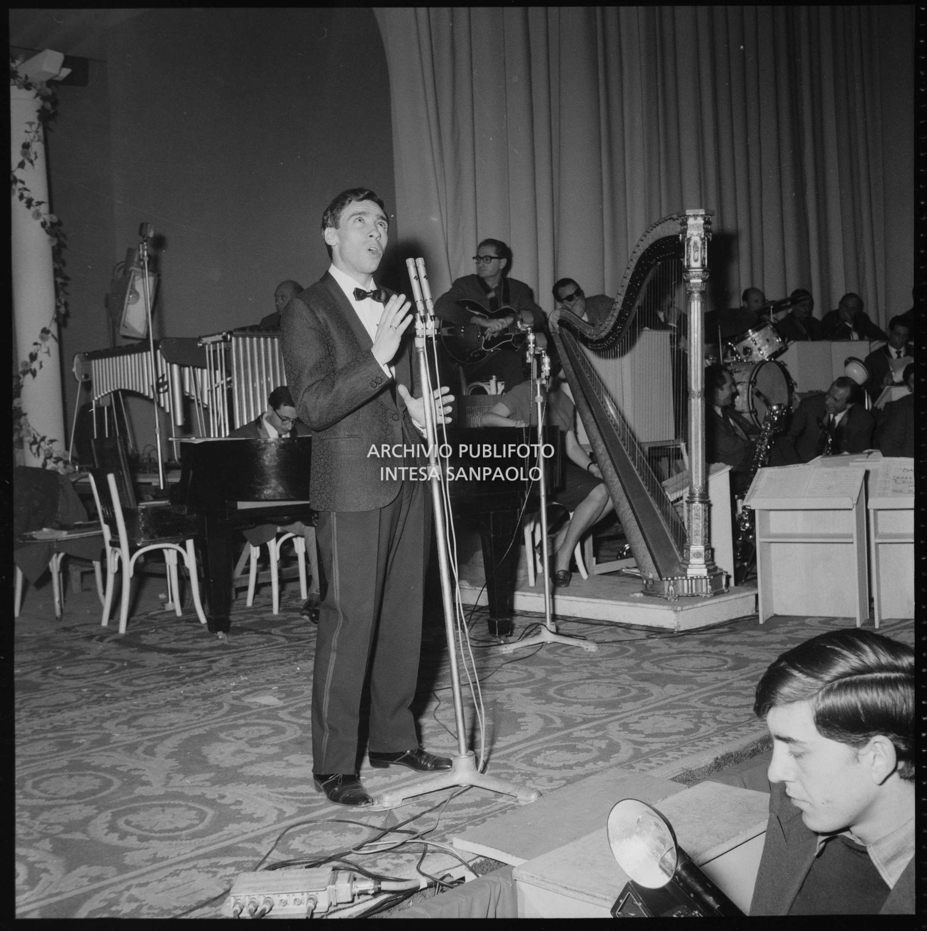 Umberto Bindi canta alle prove dell'XI Festival di Sanremo